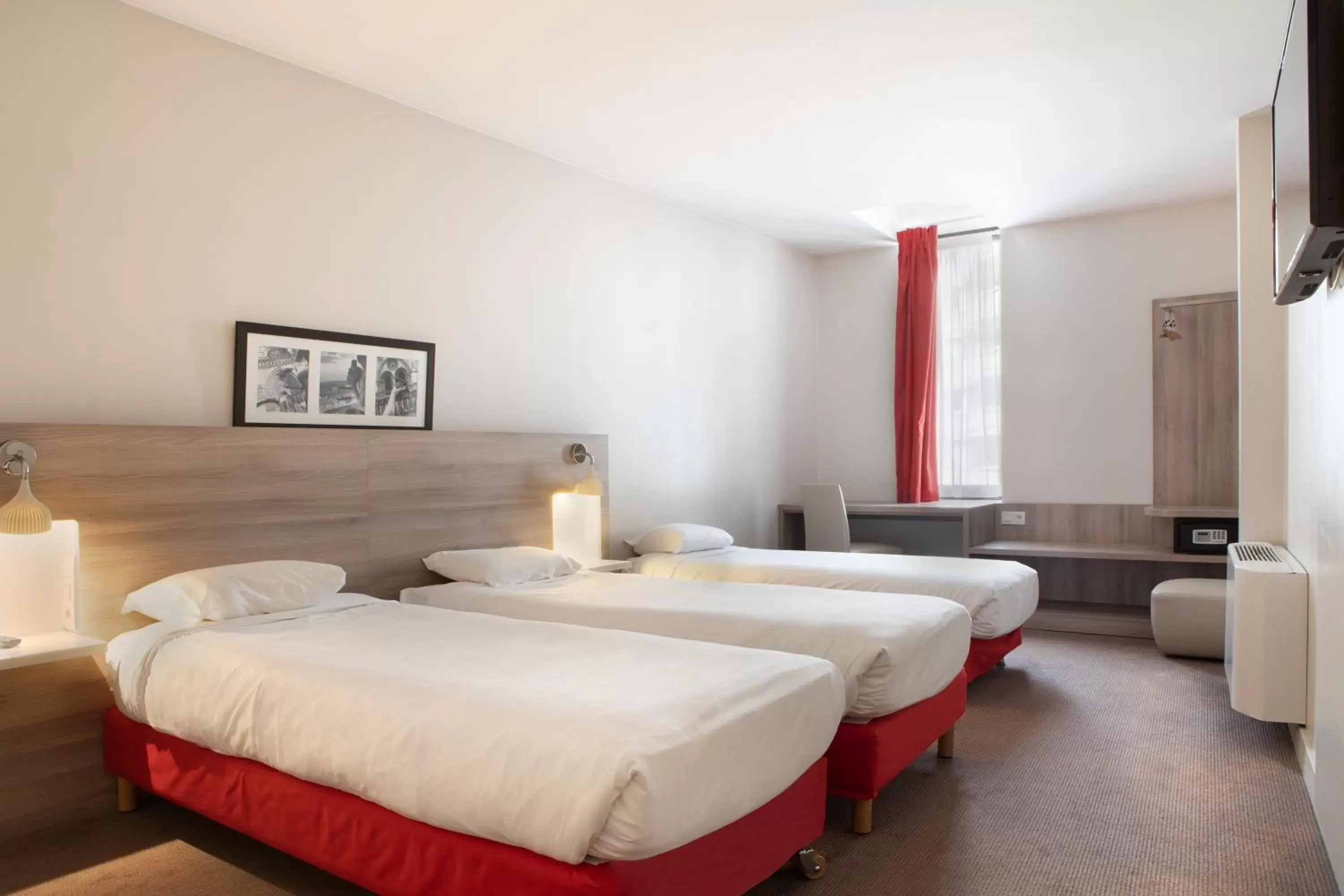 Photo of the whole room, Bed in Kyriad Paris Est - Bois de Vincennes
