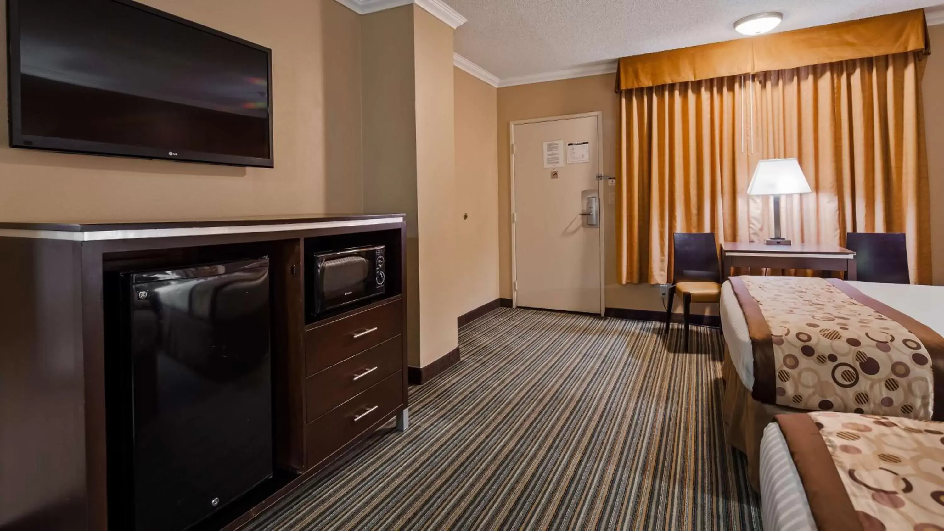 Photo of the whole room, TV/Entertainment Center in Best Western Courtesy Inn - Anaheim Park Hotel