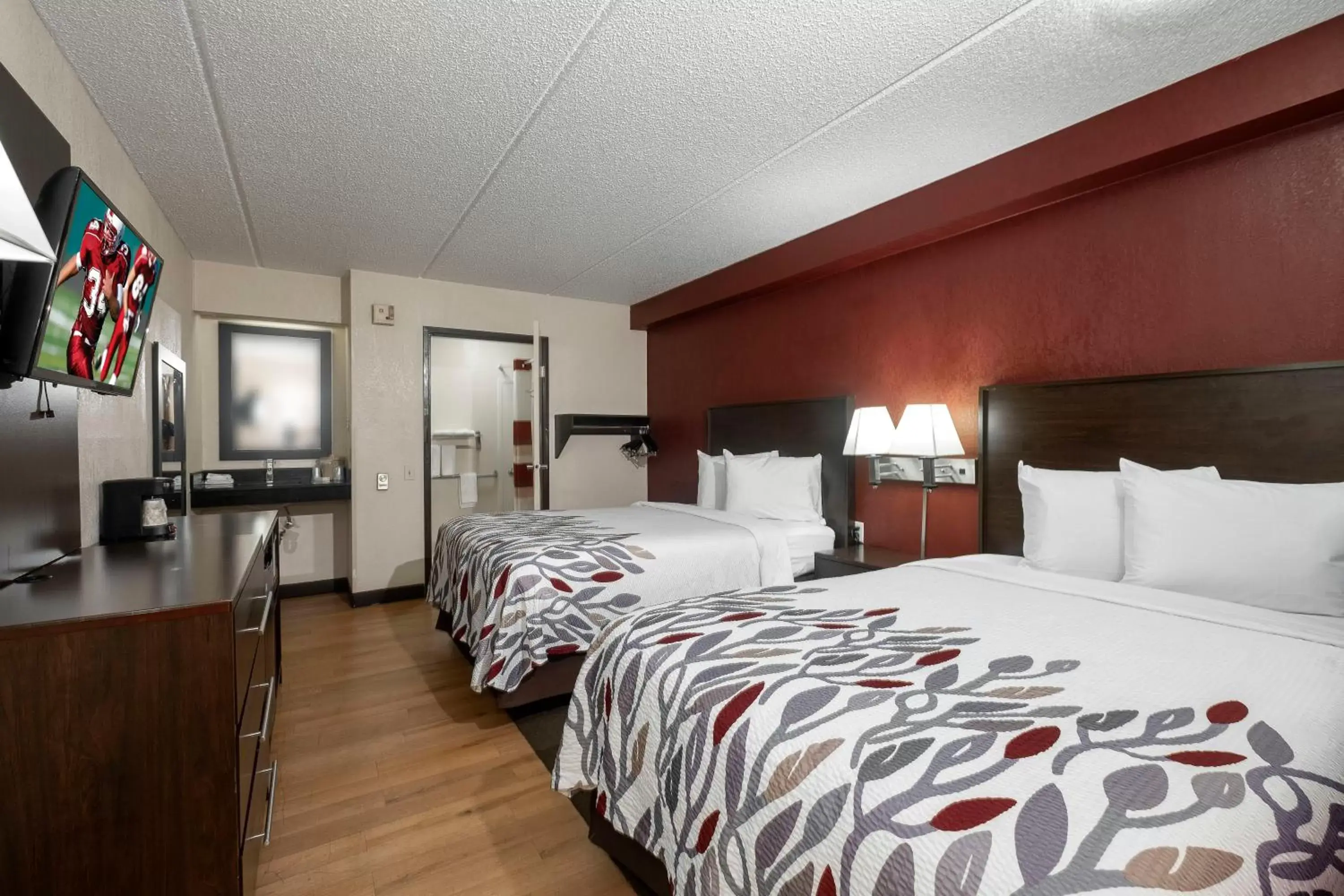 Photo of the whole room, Bed in Red Roof Inn Champaign - University