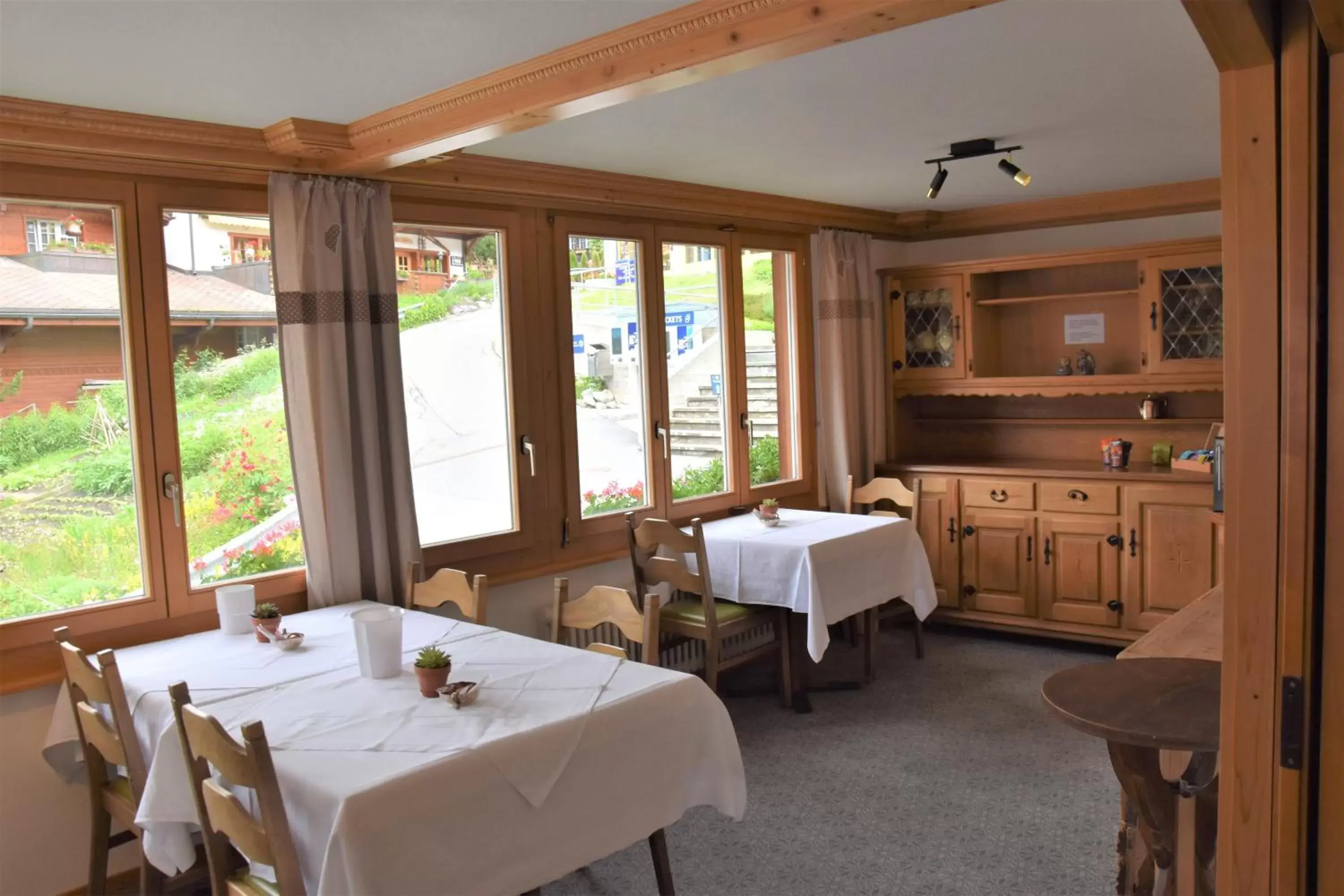 Dining area, Restaurant/Places to Eat in First Lodge