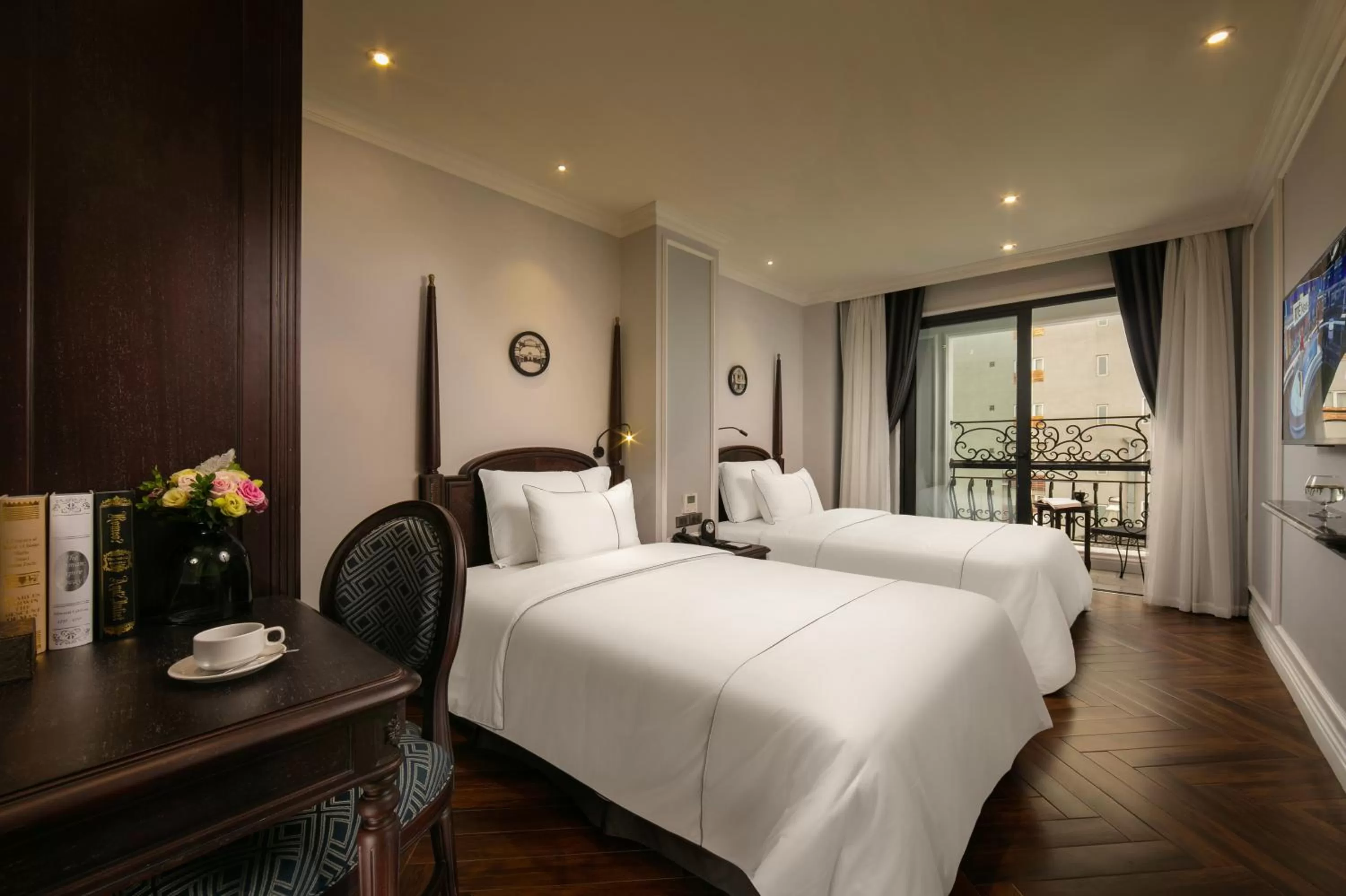 Photo of the whole room, Bed in Canary Hotel