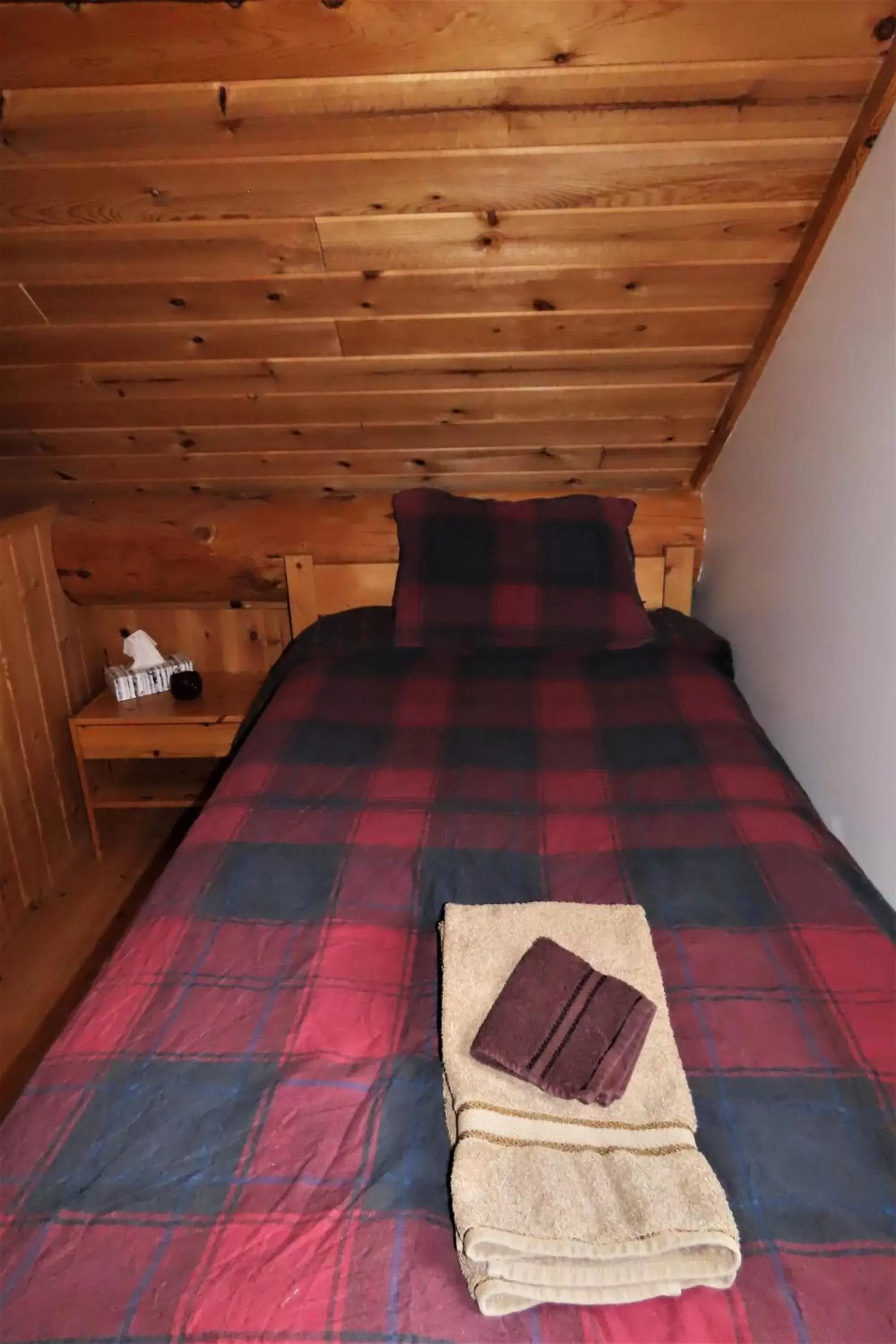 Bedroom, Bed in Rocky Ridge Resort-BC