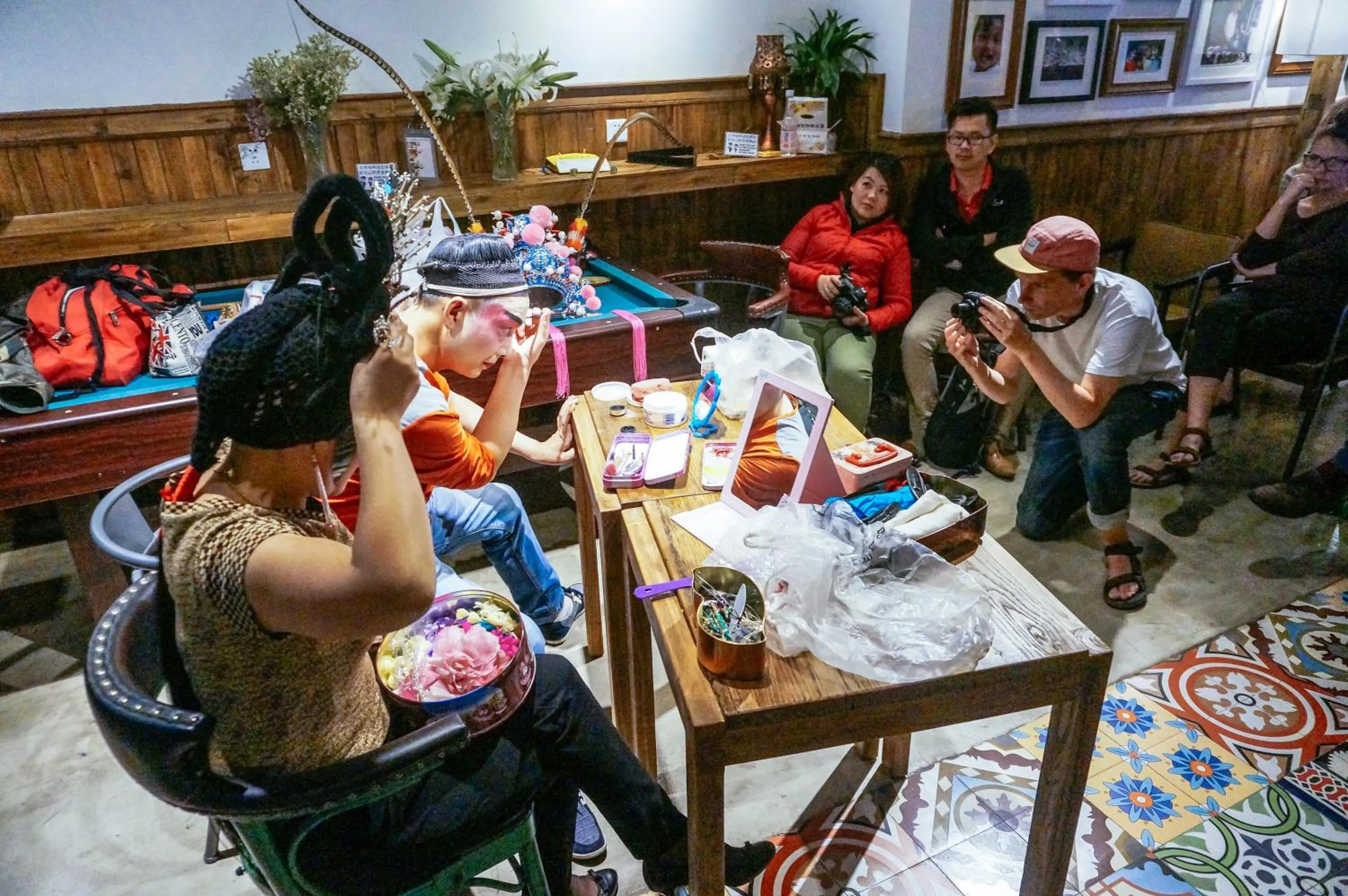 Lounge or bar in SONDERIA Lazybones Hostel- Wenshu Temple Side, Chill Hostel with All-Day Brunch, Travel Agency in English & Local Bar Vibes