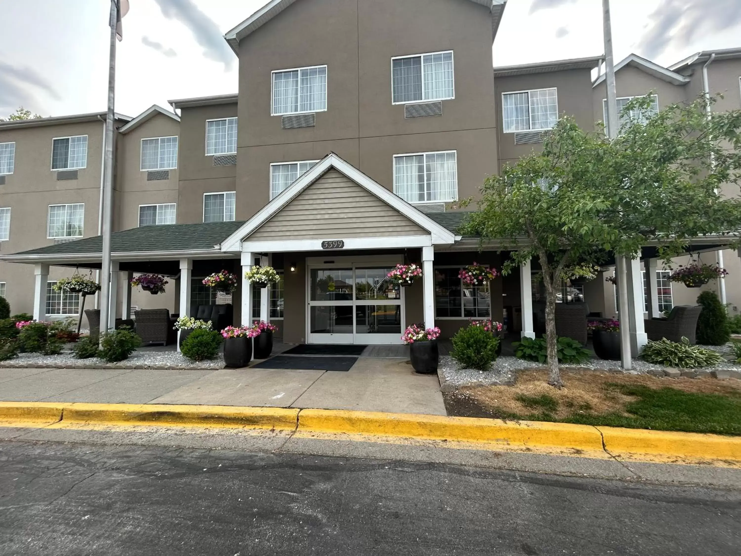 Property Building in Country Inn & Suites by Radisson, Grand Rapids Airport, MI