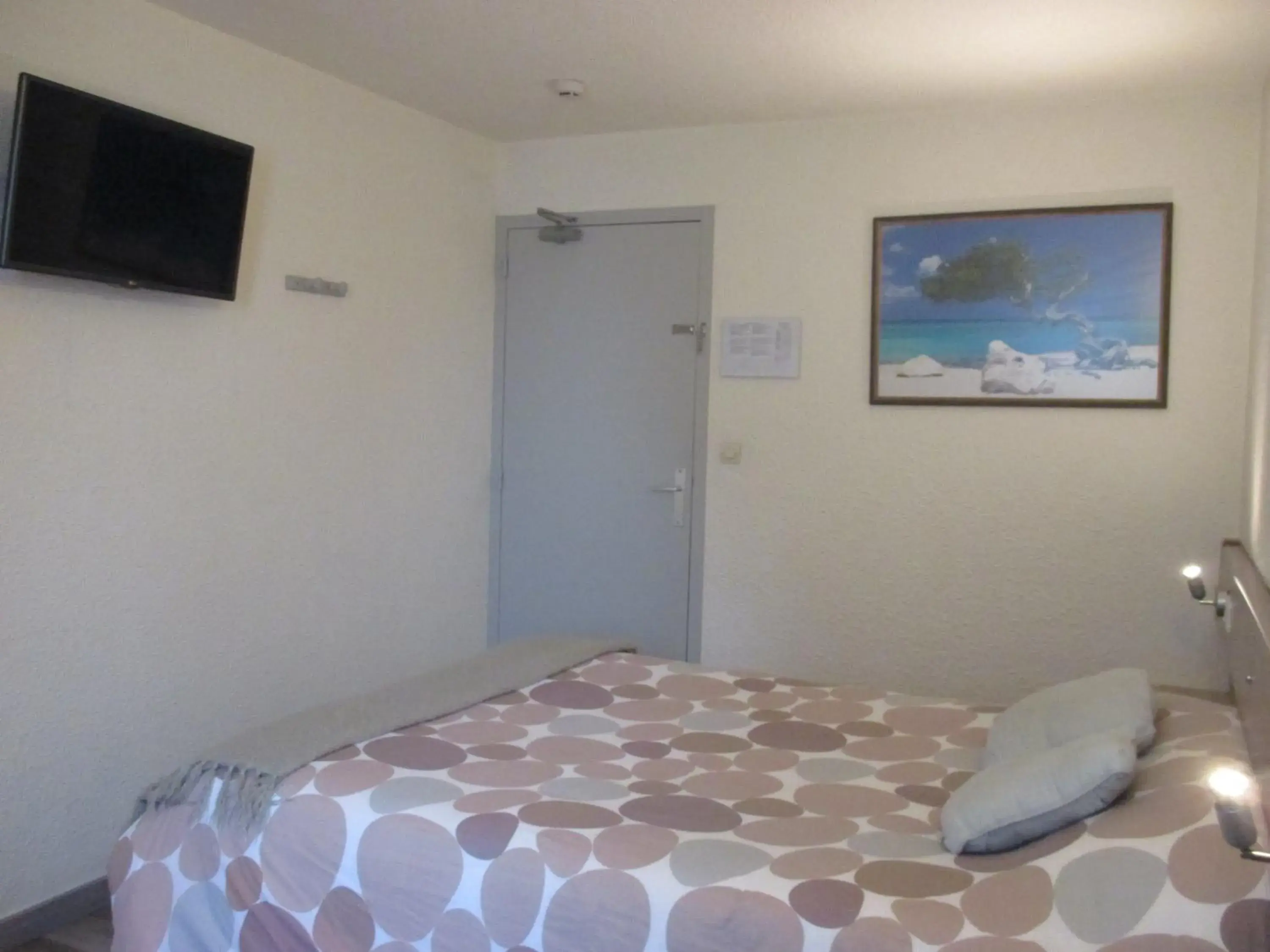 Photo of the whole room, Bed in Contact Hôtel Come Inn