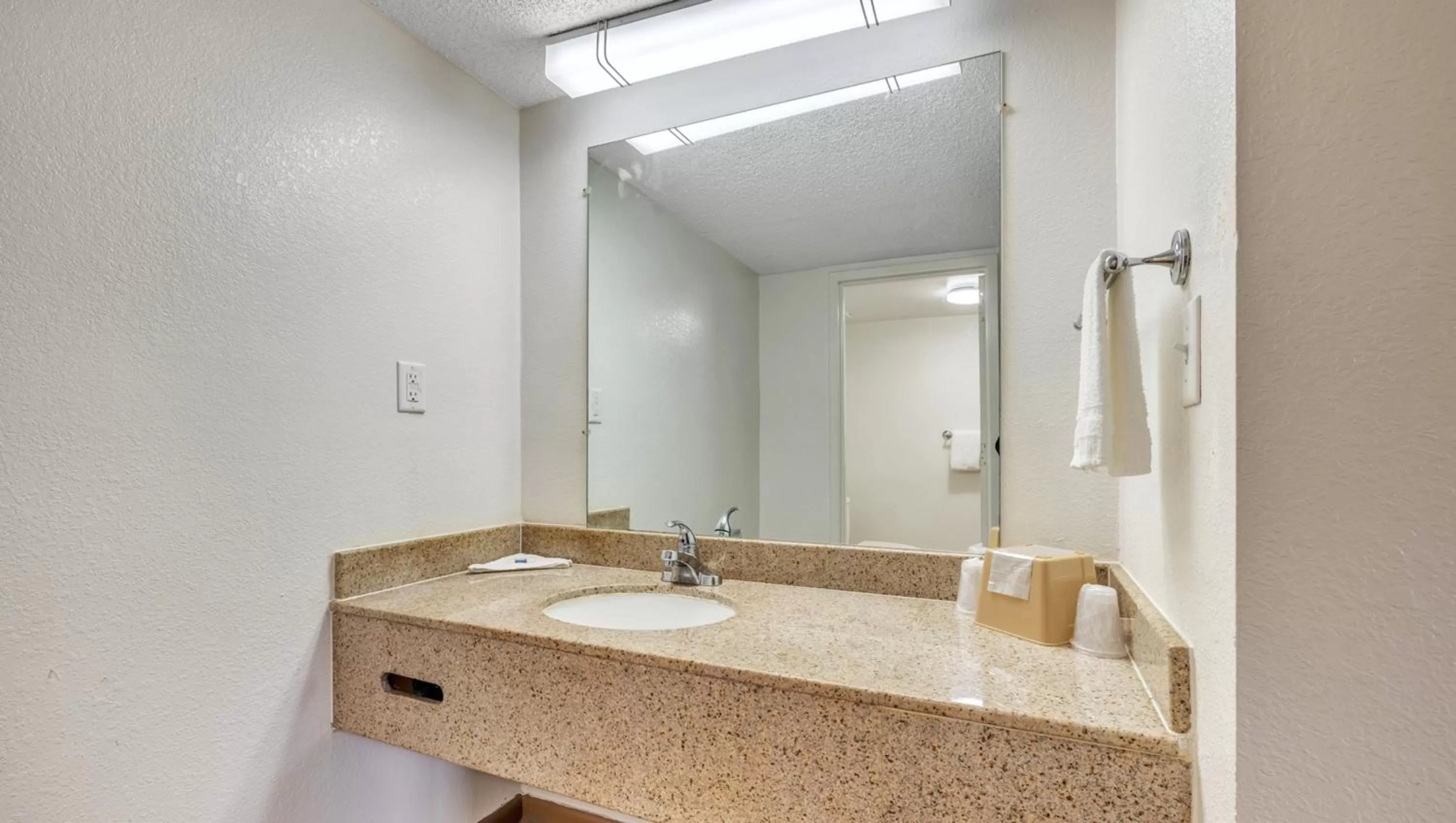 Bathroom in Studios and Suites 4 Less Emporia