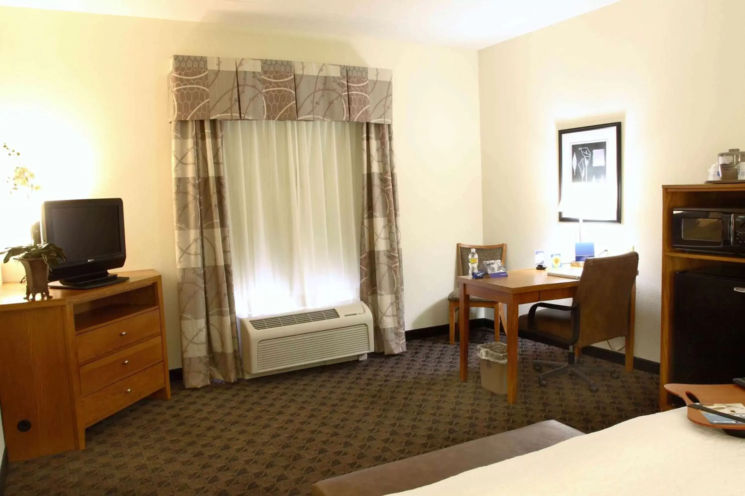 Bed, TV/Entertainment Center in Hampton Inn & Suites Chesapeake-Square Mall