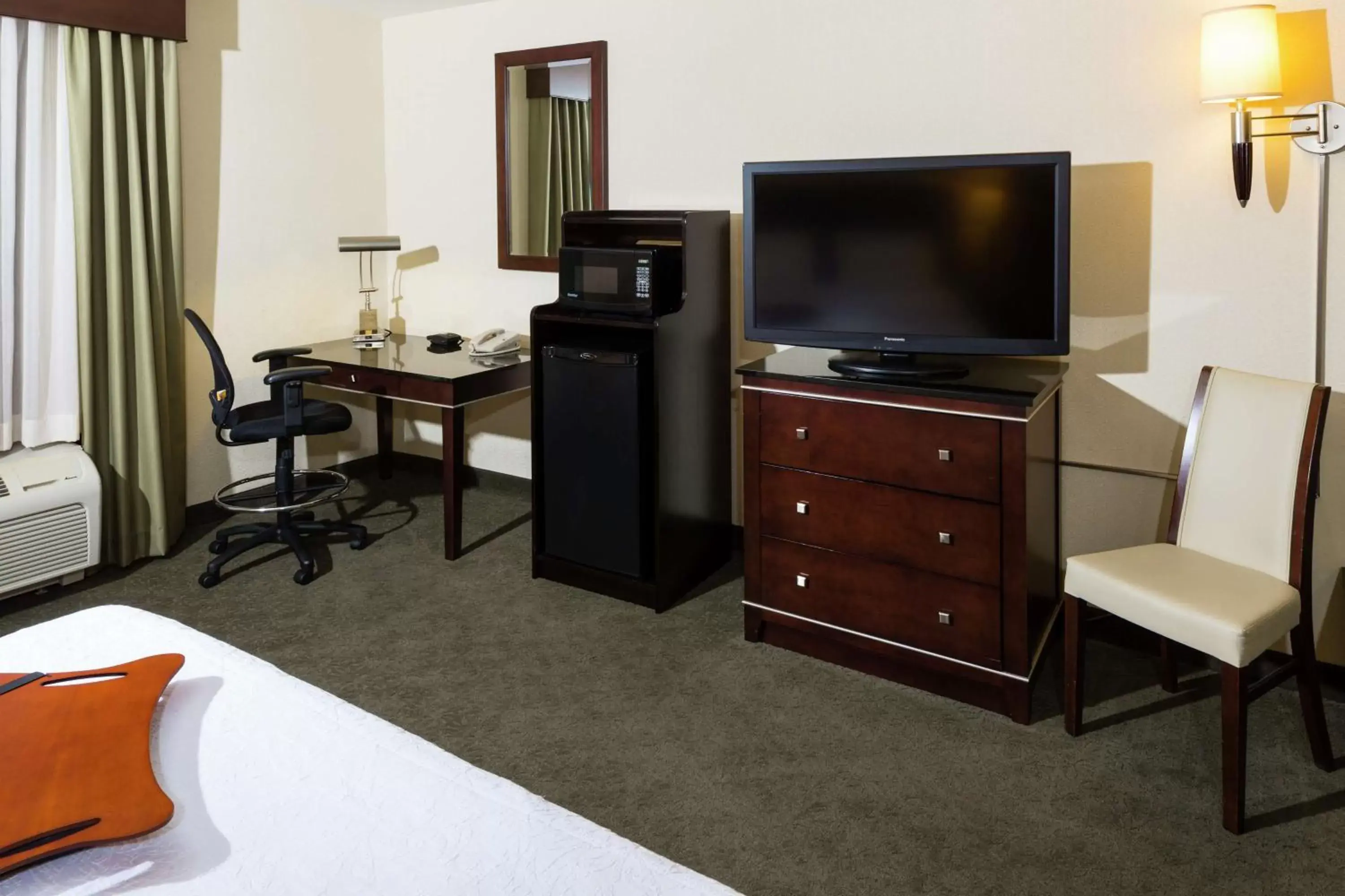 Living room, TV/Entertainment Center in Hampton Inn By Hilton - Suites Las Vegas South