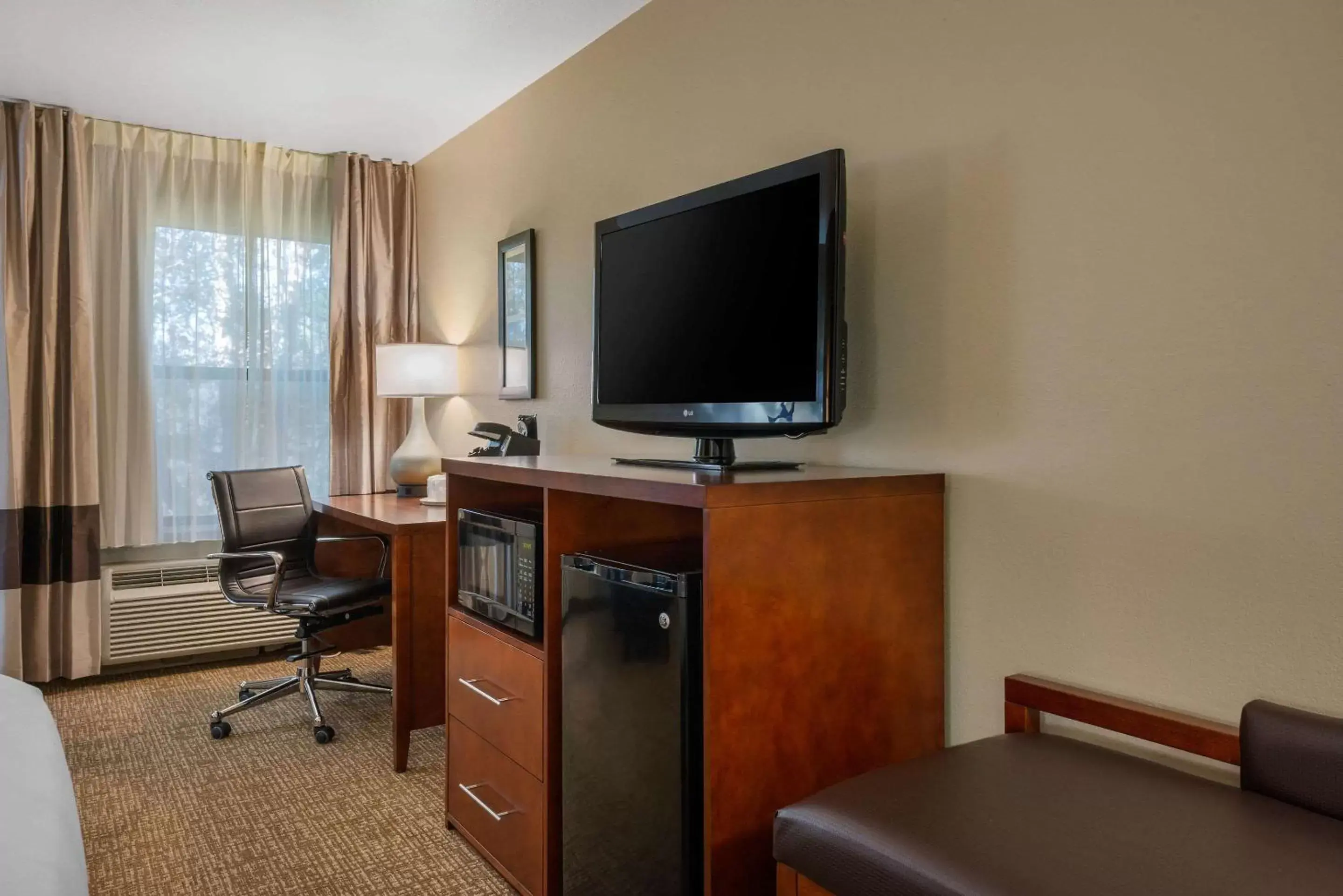 Photo of the whole room, TV/Entertainment Center in Comfort Inn Ocala Silver Springs