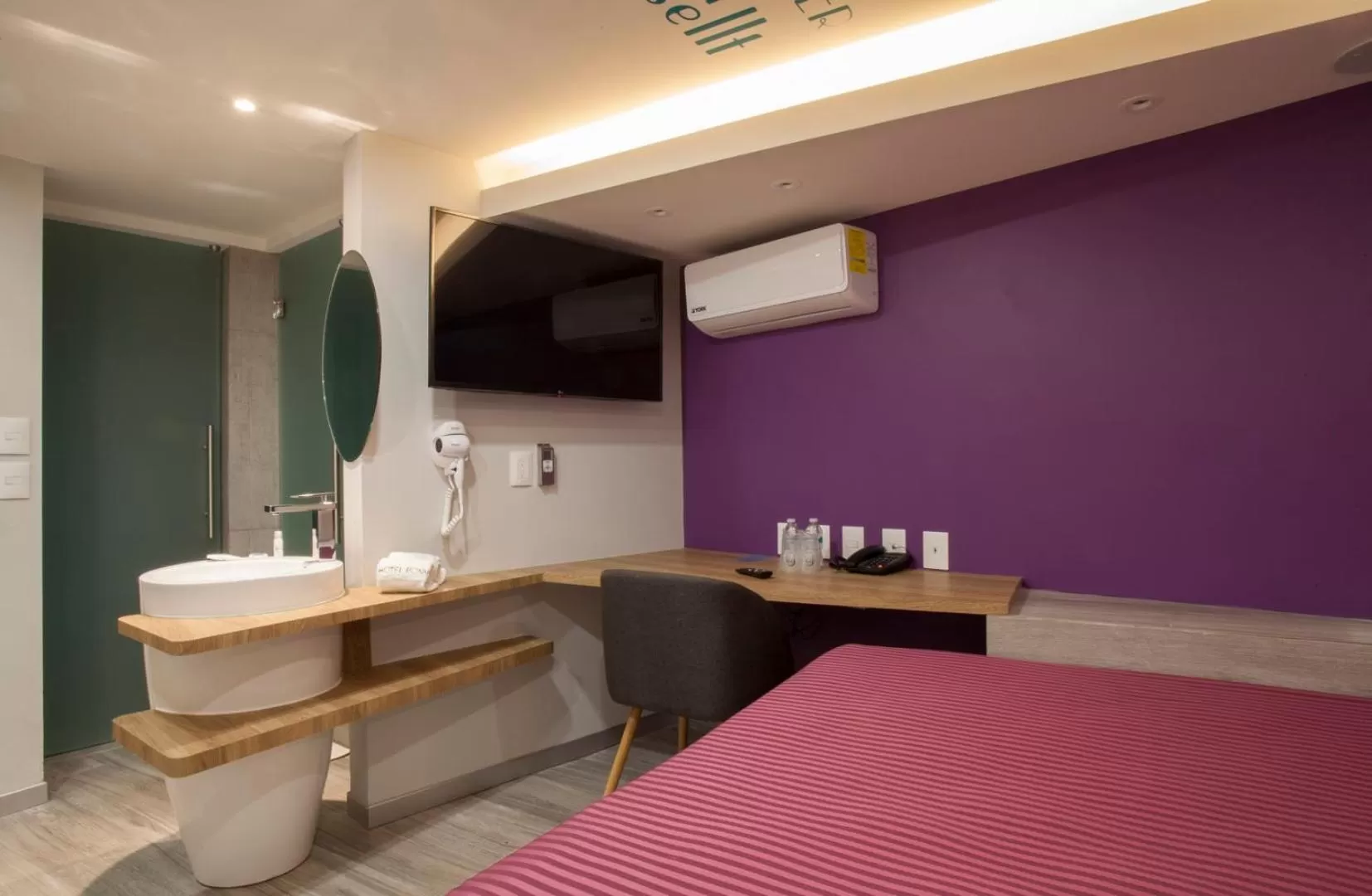 Bathroom, Bed in Hotel Bonn