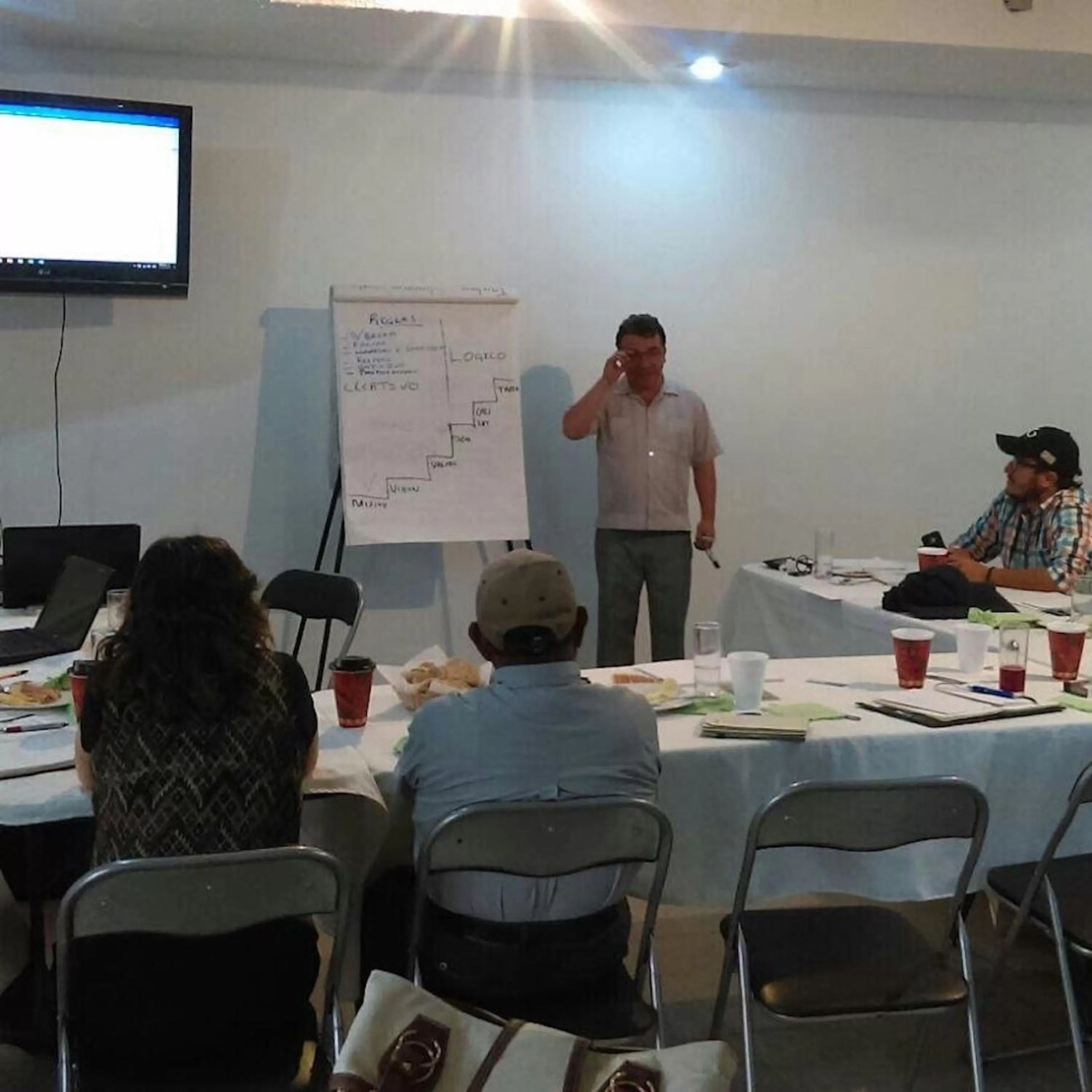 Communal lounge/ TV room in La Aurora Hotel Like Home