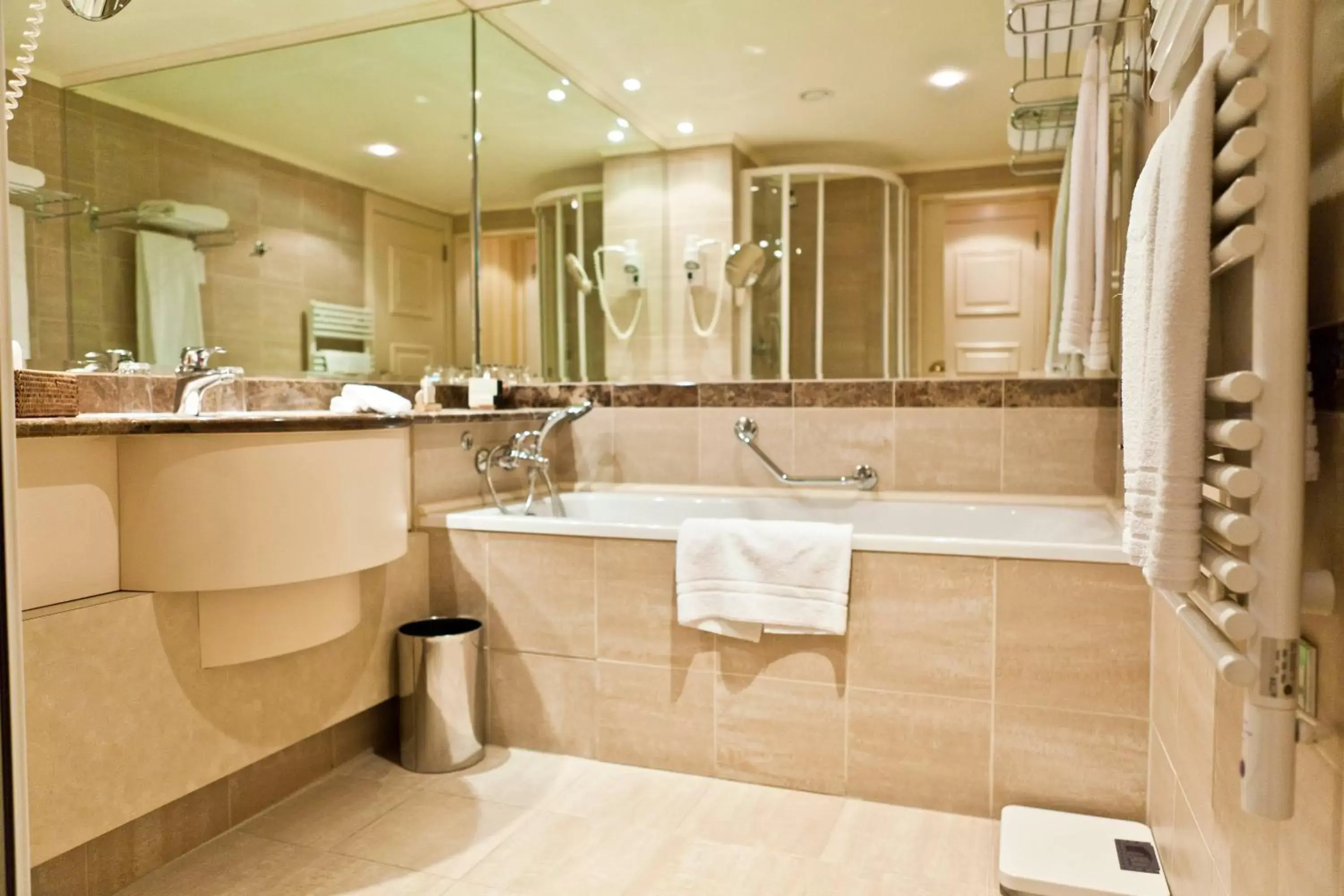 Bathroom in Hotel Le Chatelain