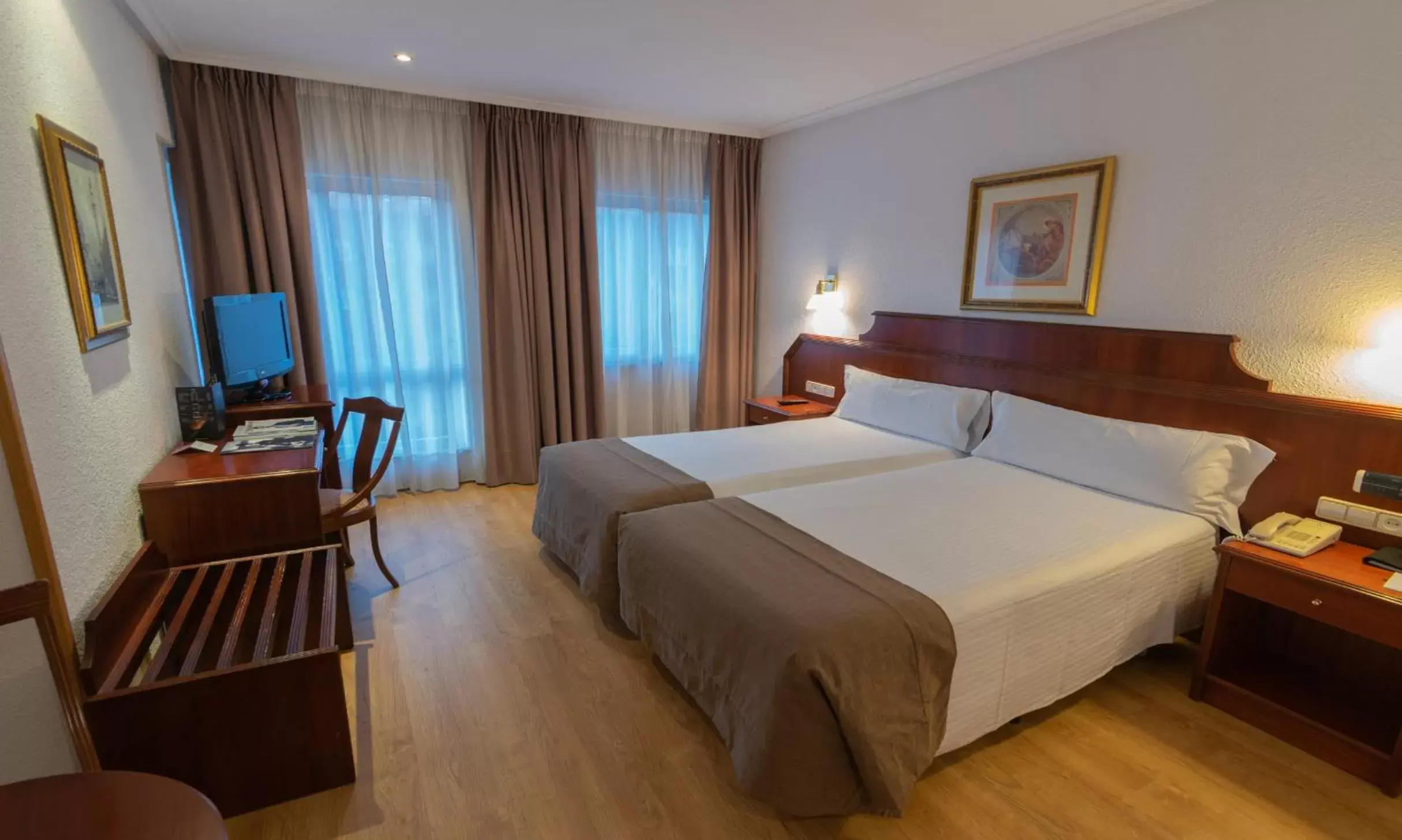 Photo of the whole room, Bed in Hotel Zentral Ramiro I Oviedo