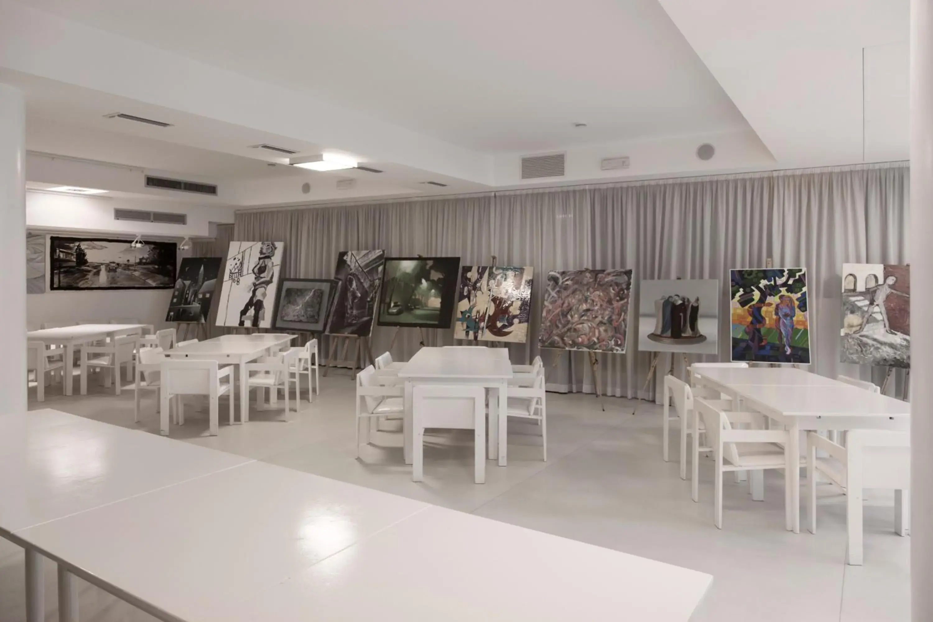 Business facilities, Restaurant/Places to Eat in Hotel Alexander Museum Palace