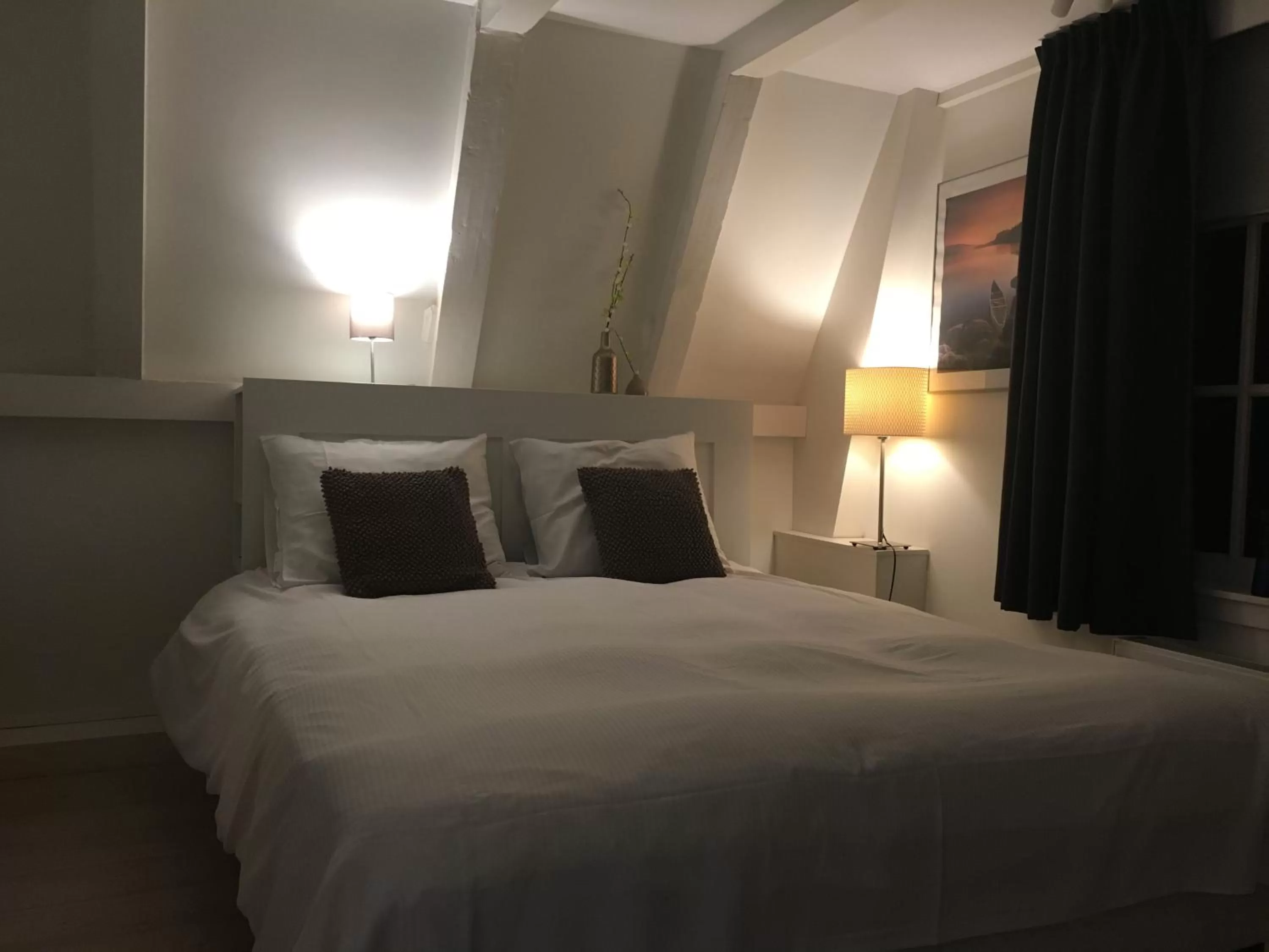 Photo of the whole room, Bed in Nine Streets Inn