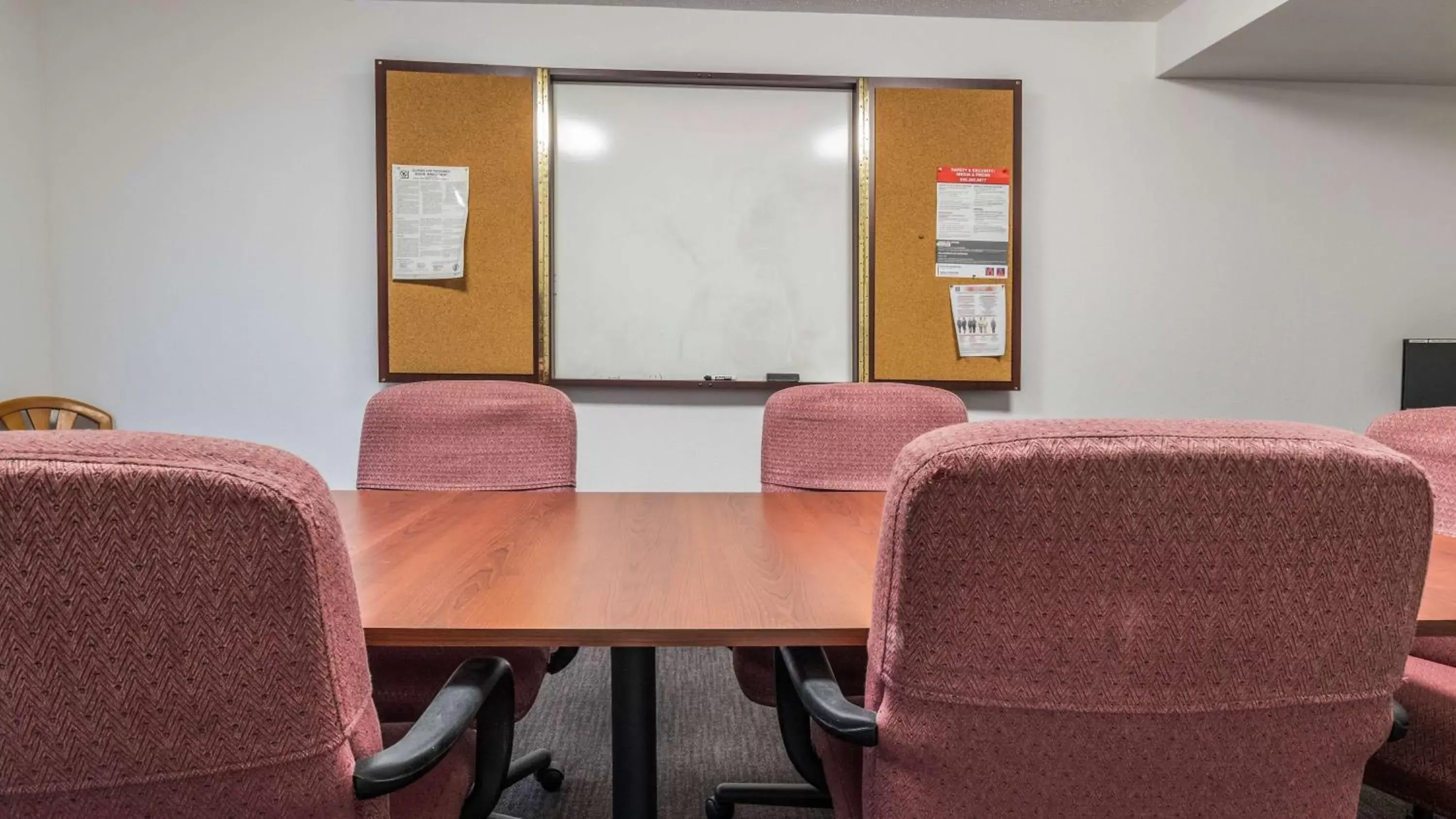 Meeting/conference room in Motel 6-Elk Grove Village, IL