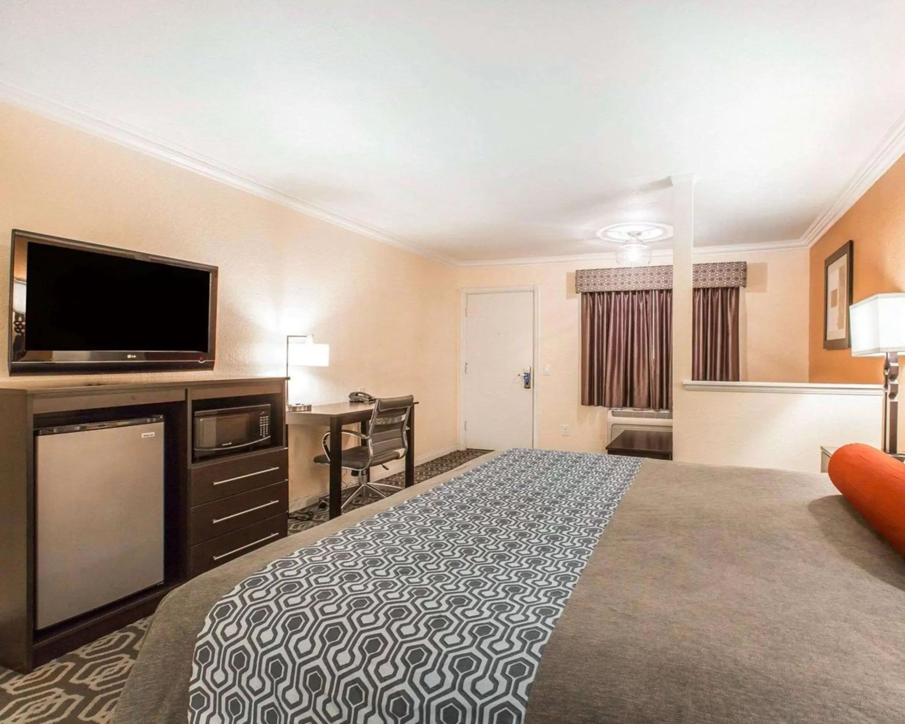 Photo of the whole room, Bed in Rodeway Inn & Suites Colton-Riverside
