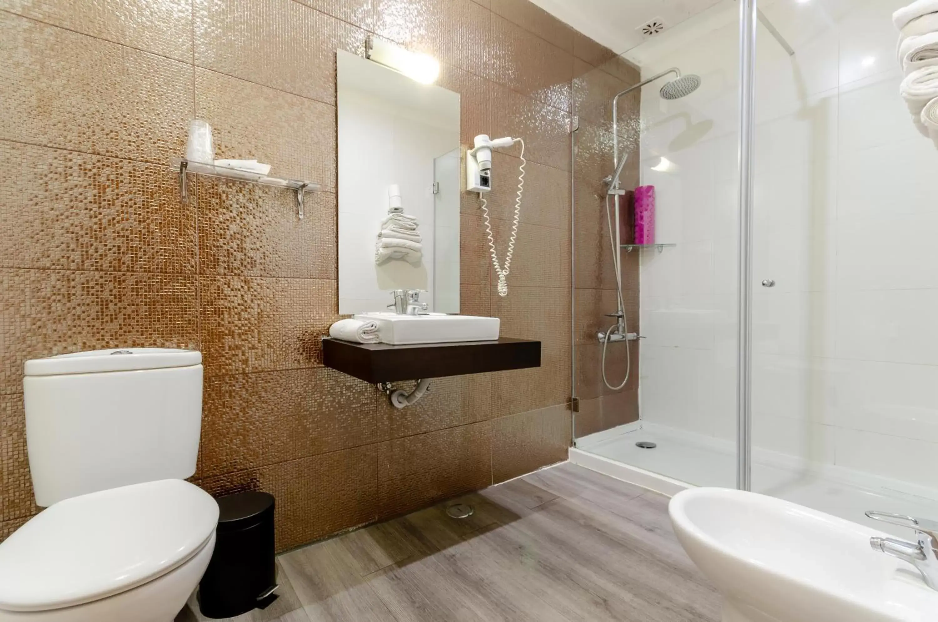 Shower, Bathroom in Hotel INN Rossio
