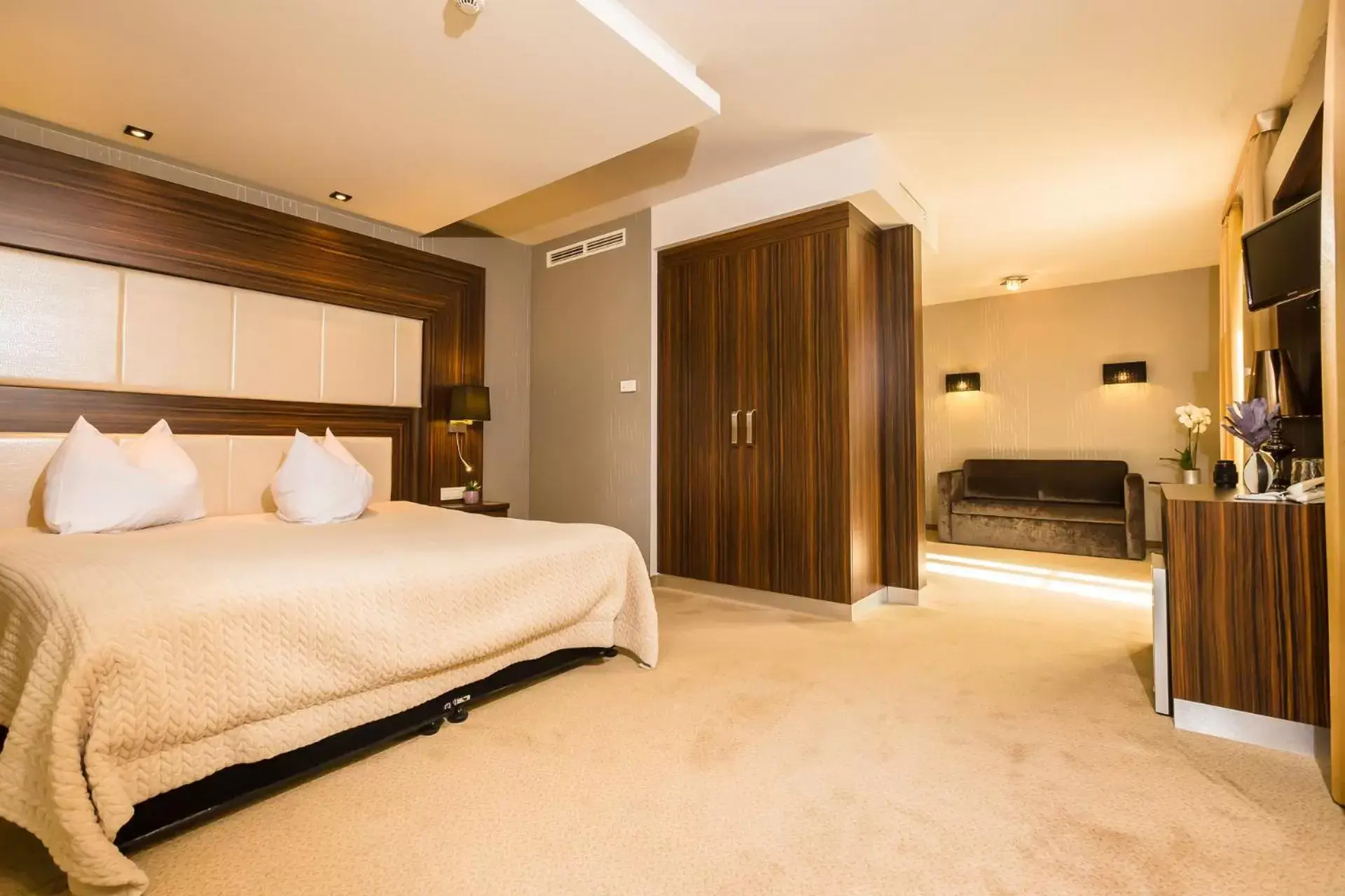 Photo of the whole room, Bed in Duna Garden Hotel Photo of the whole room, Bed in Duna Garden Hotel