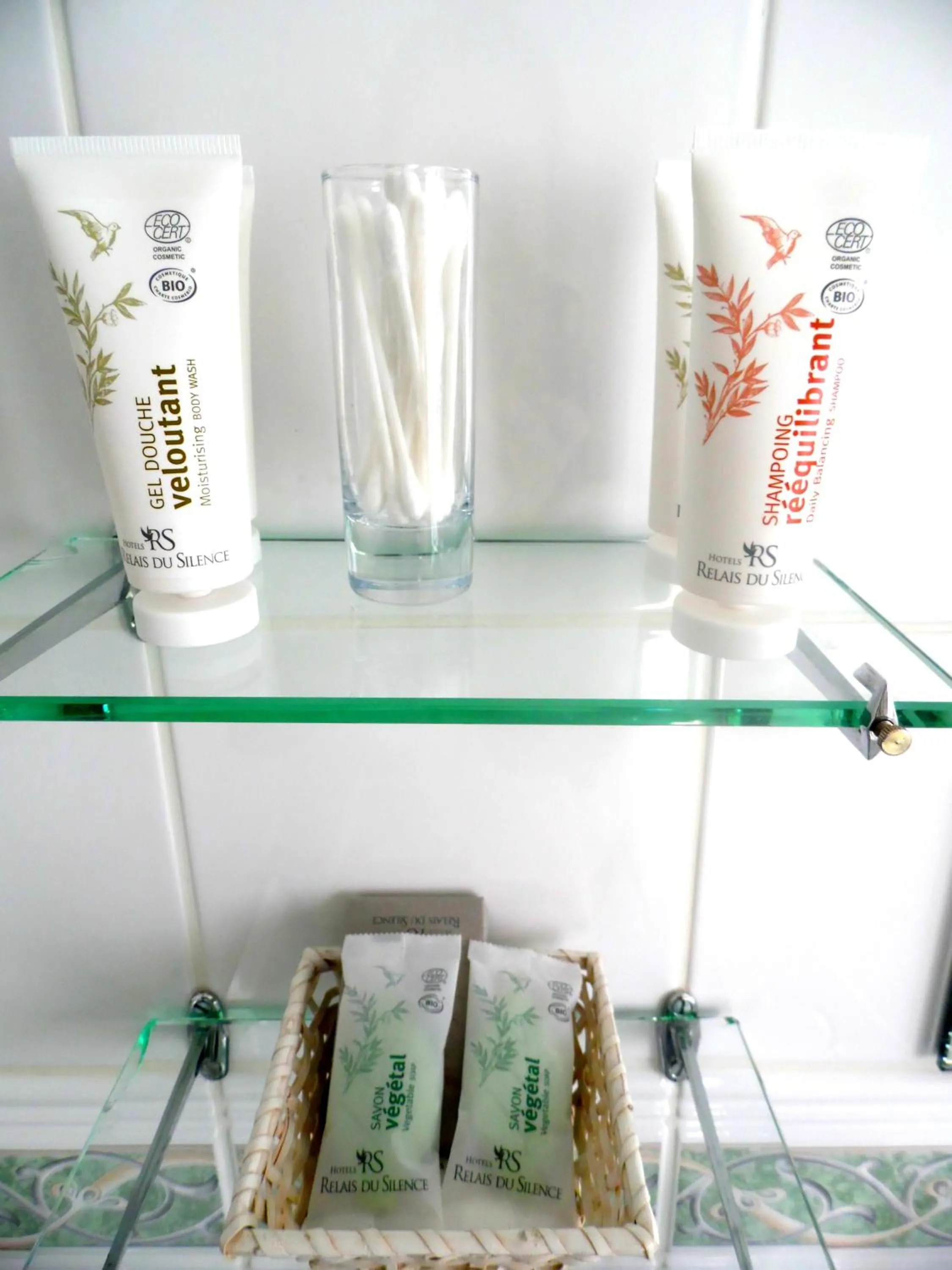 Bathroom in Clos de Vallombreuse, The Originals Relais