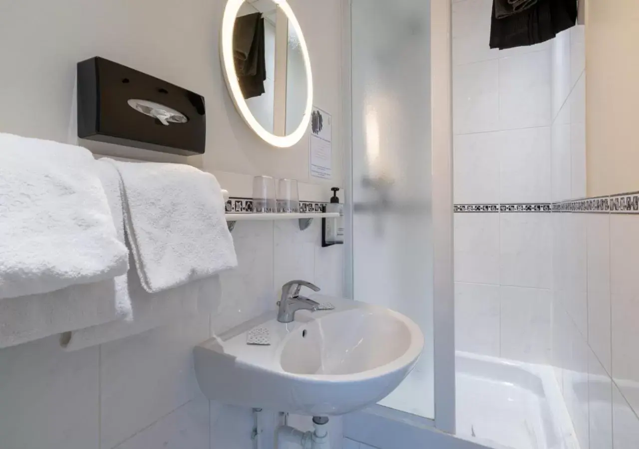 Bathroom in Nouvel Hôtel