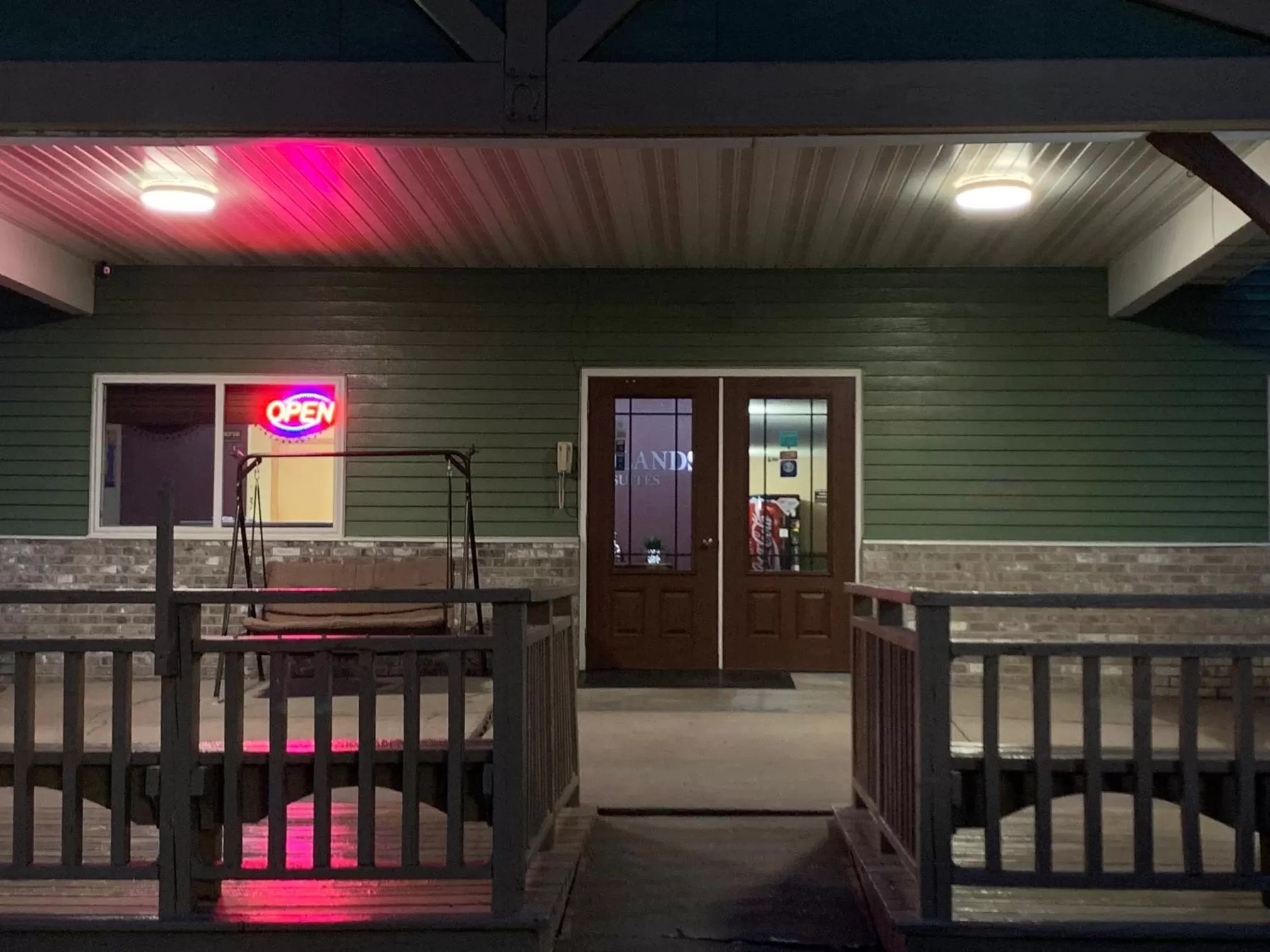 Facade/entrance in Woodland Inn & Suites