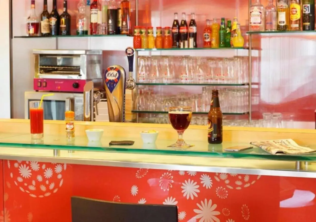 Lounge or bar, Lounge/Bar in Ibis Le Havre Sud Harfleur