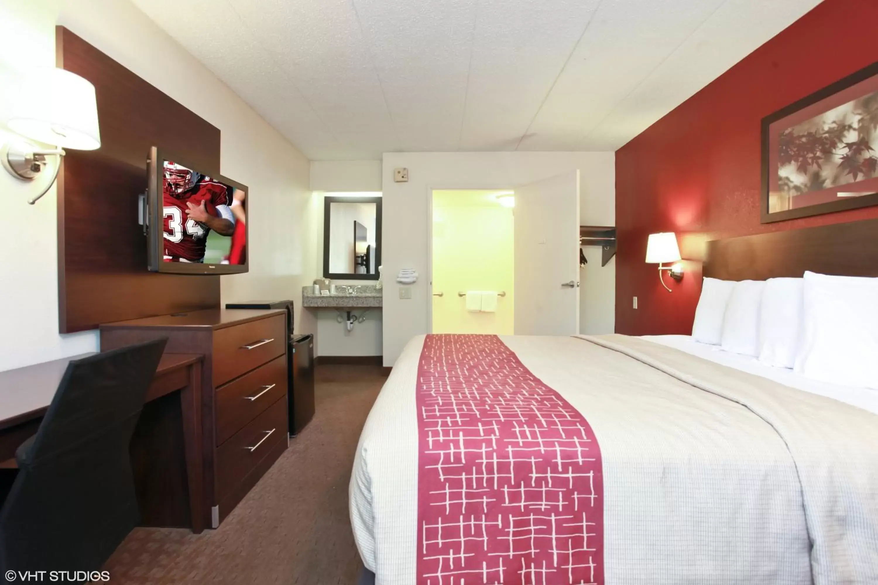 Photo of the whole room, Bed in Red Roof Inn Michigan City