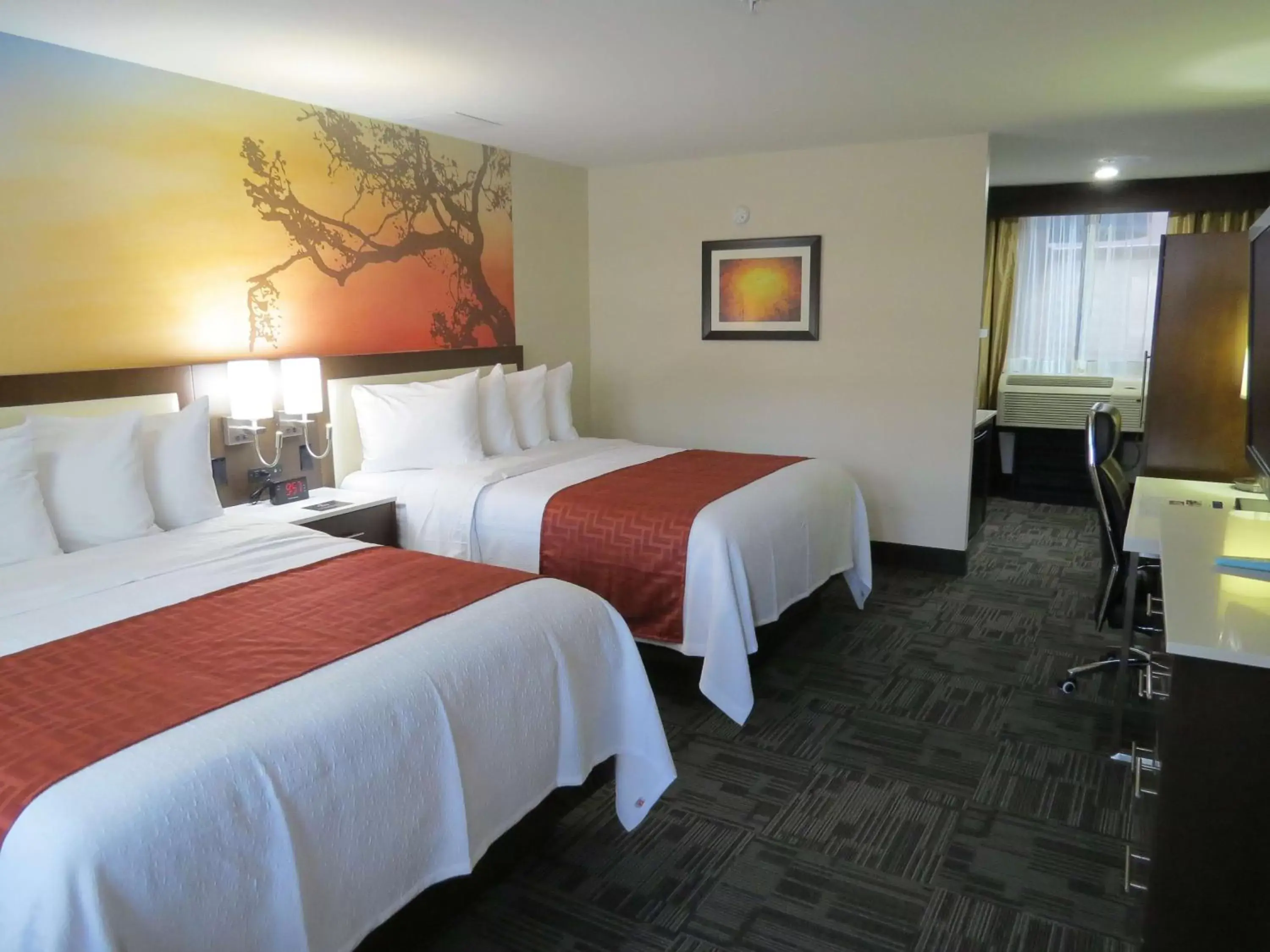 Photo of the whole room, Bed in Brookfield- Milwaukee Hotel