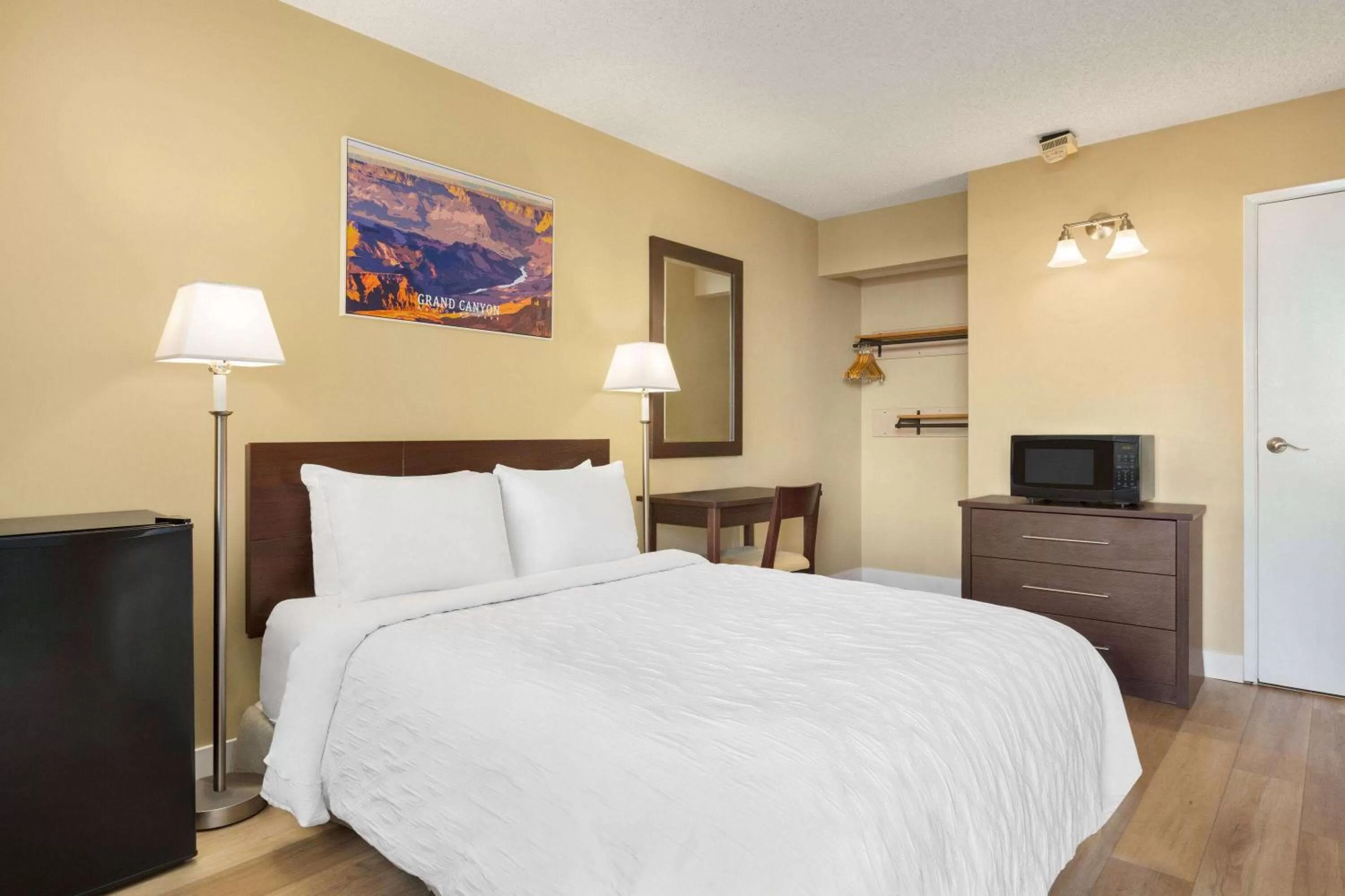 Bedroom, Bed in Travelodge by Wyndham Presidio San Francisco