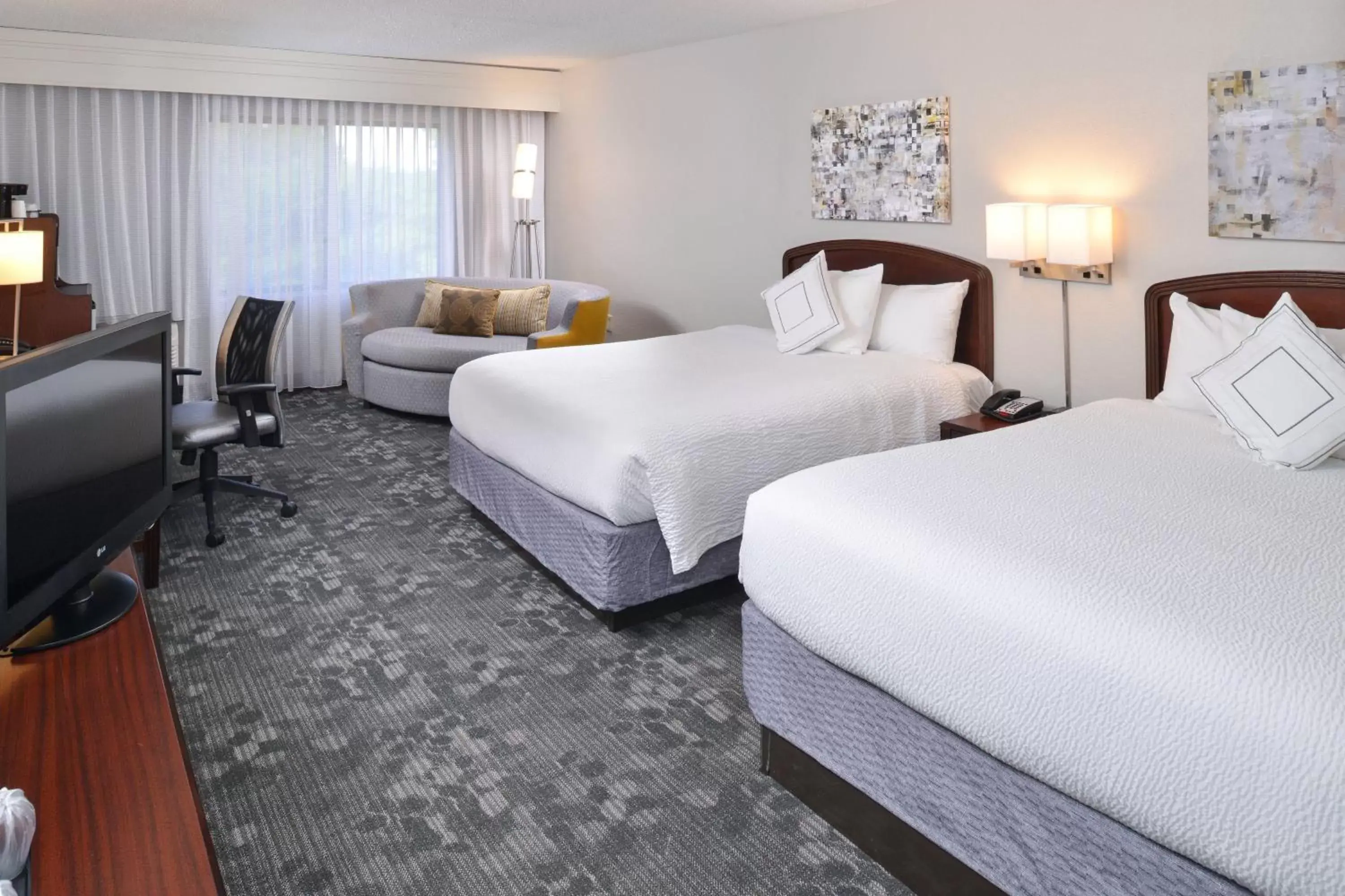 Photo of the whole room, Bed in Courtyard by Marriott Charlotte Matthews