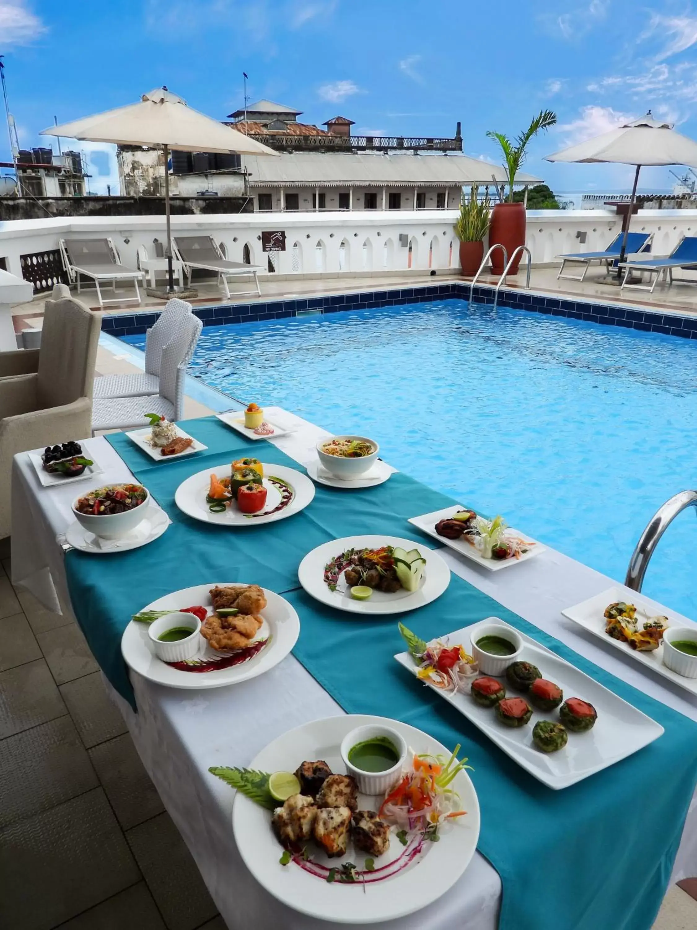 Restaurant/places to eat, Swimming Pool in Maru Maru Hotel