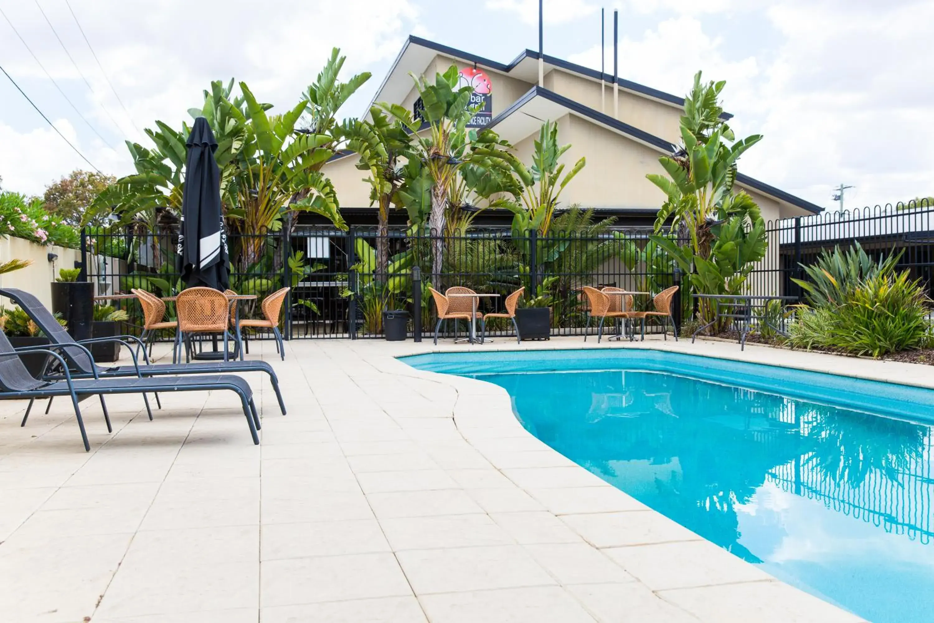 Property building, Swimming Pool in Best Western Bungil Creek Motel