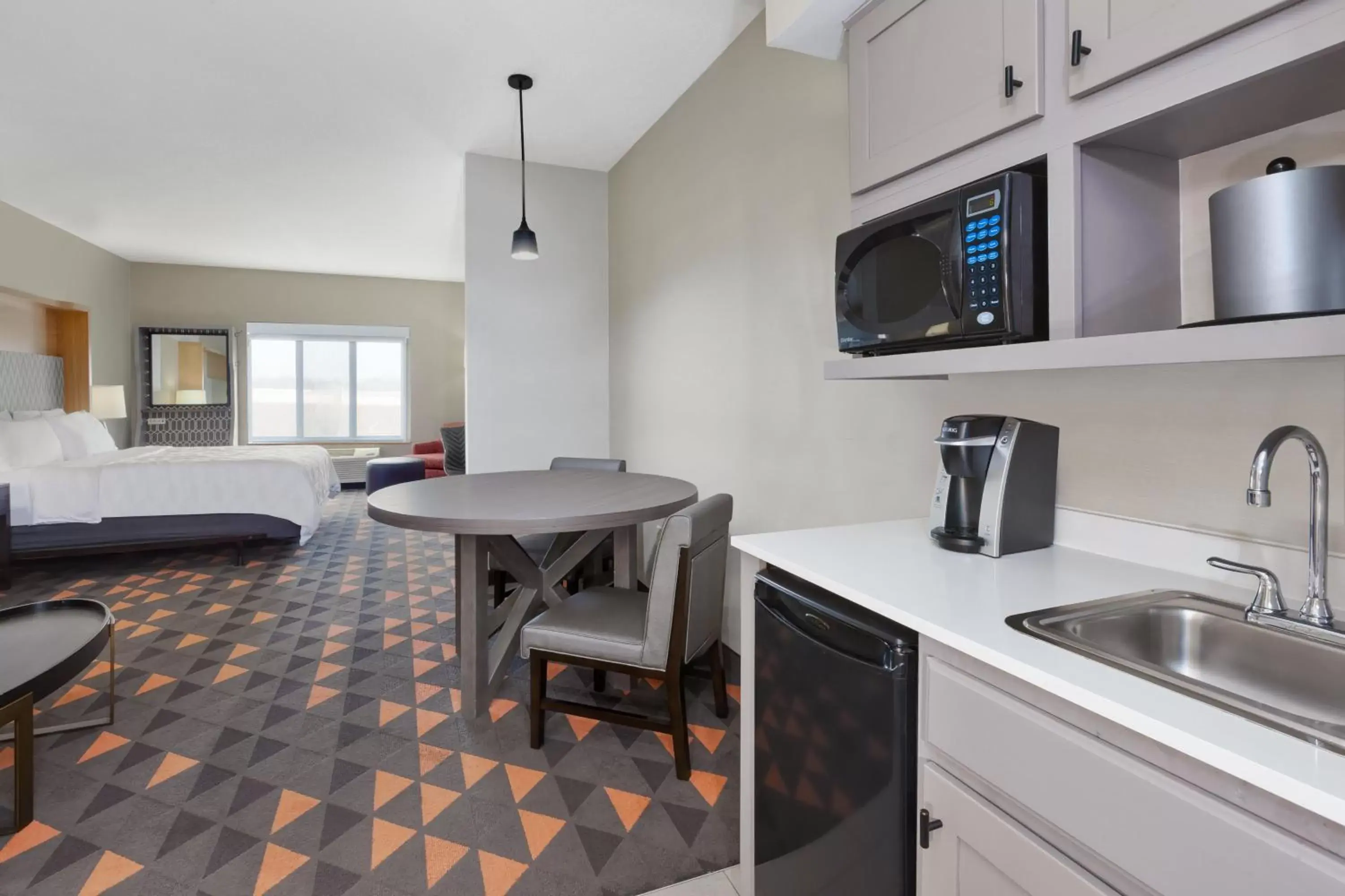 Photo of the whole room, Kitchen/Kitchenette in Holiday Inn Grand Rapids - South, an IHG Hotel