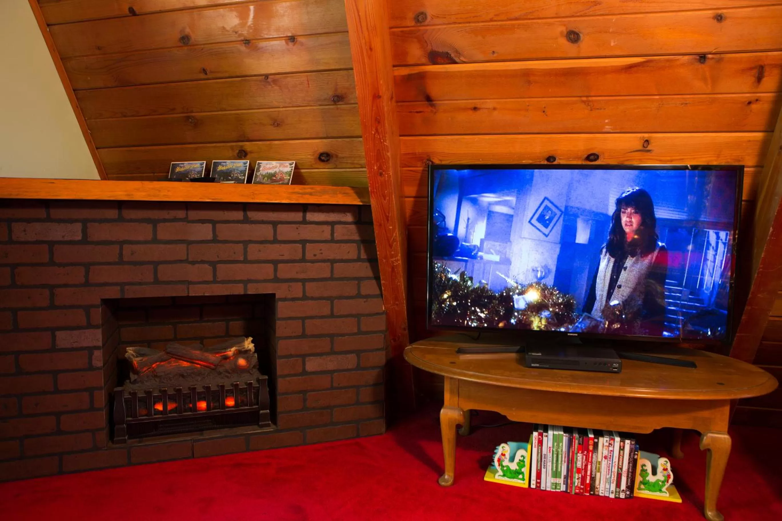 TV/Entertainment Center in Hicksville Pines Chalets & Motel