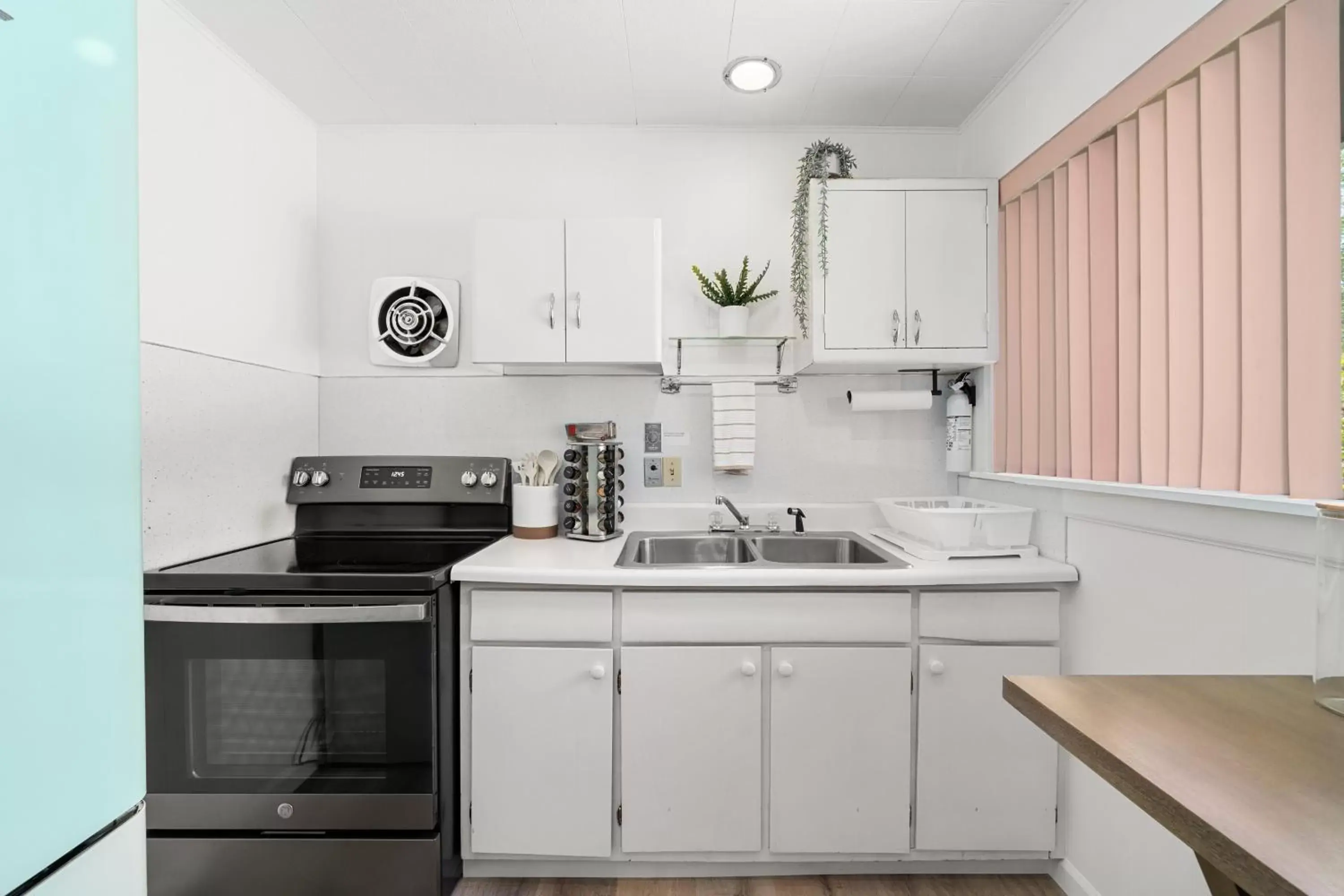 Kitchen or kitchenette, Kitchen/Kitchenette in CedarWood Inn