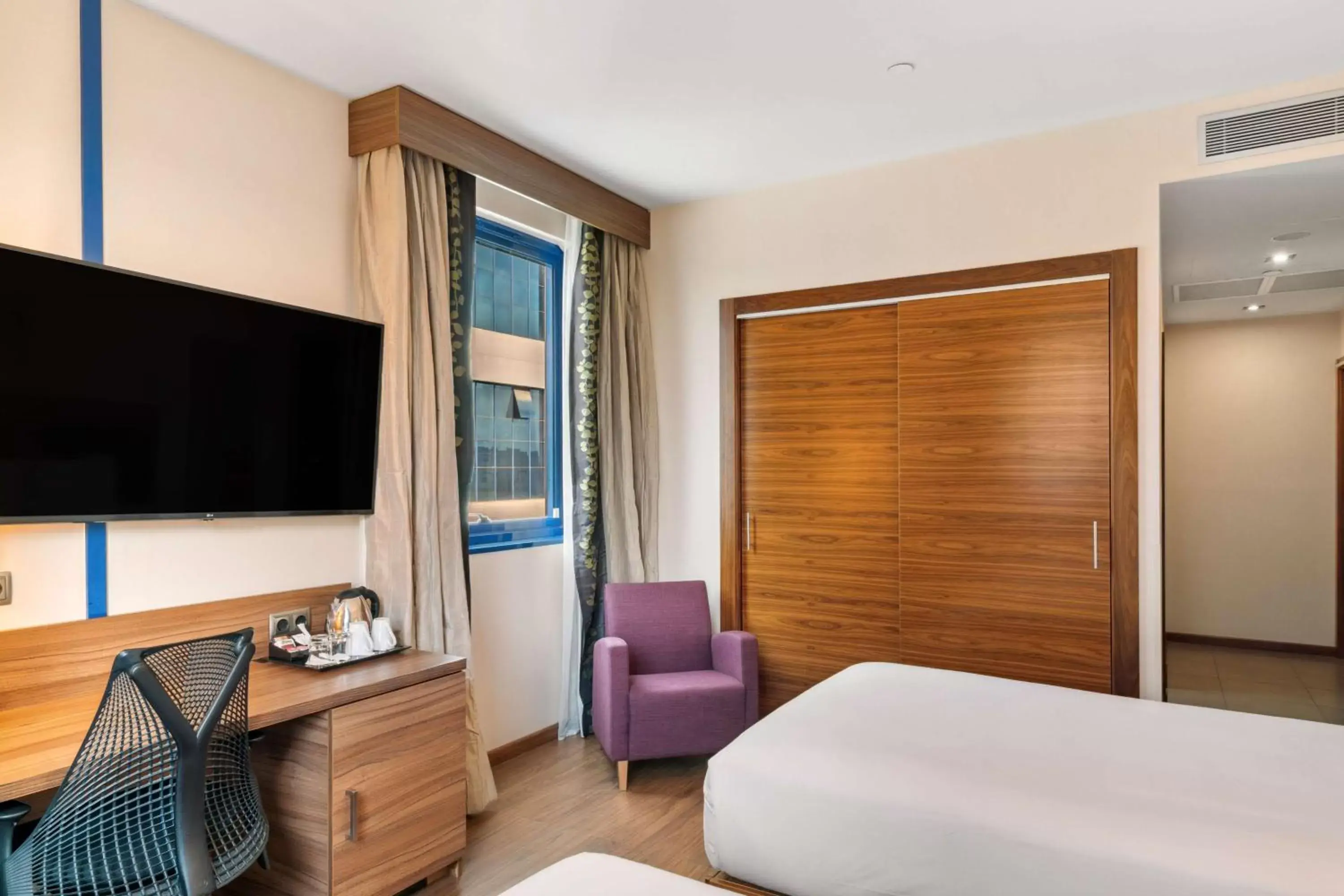 Bedroom, TV/Entertainment Center in Hilton Garden Inn Sevilla