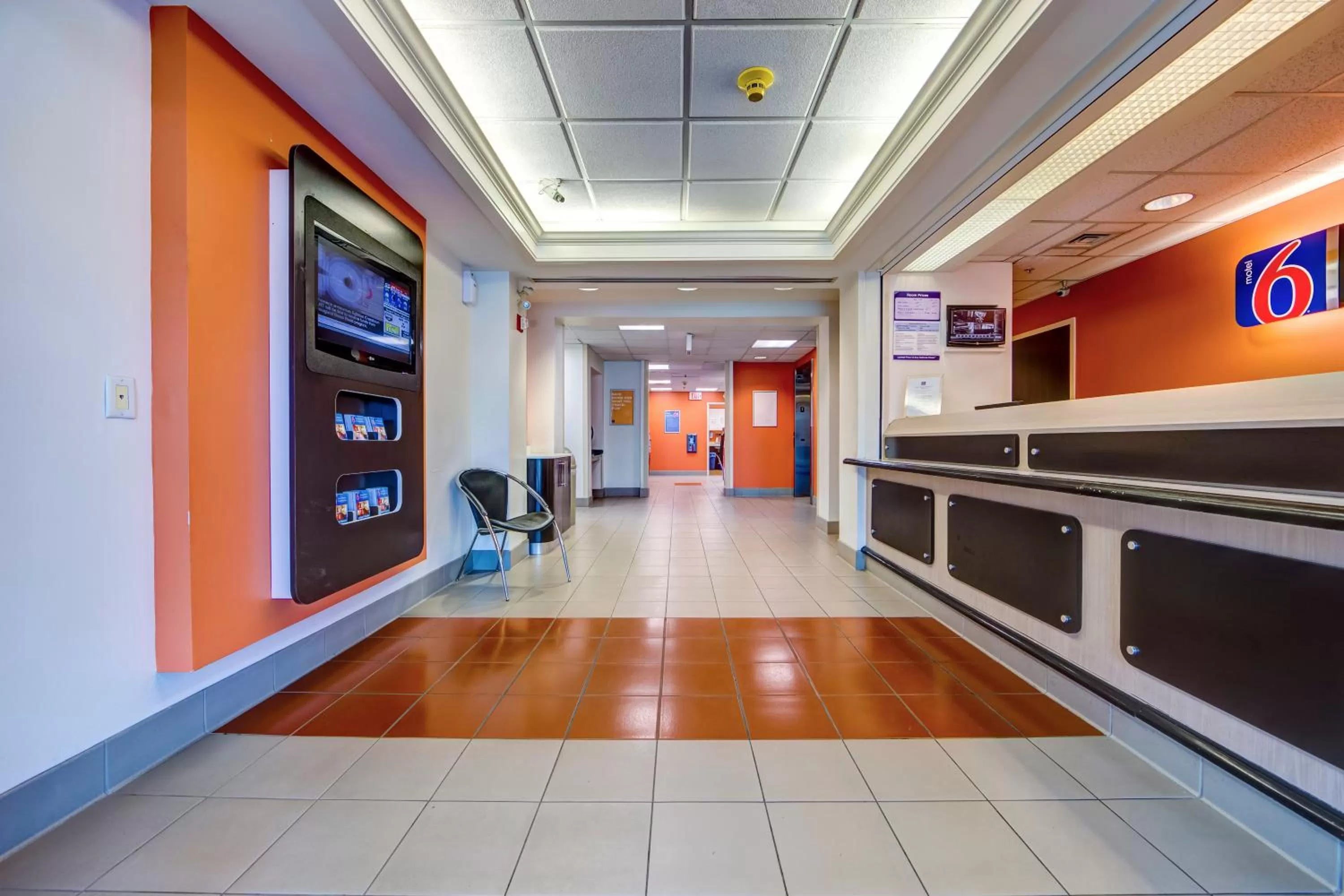 Lobby or reception in Motel 6-Burlington, ON - Toronto West - Oakville
