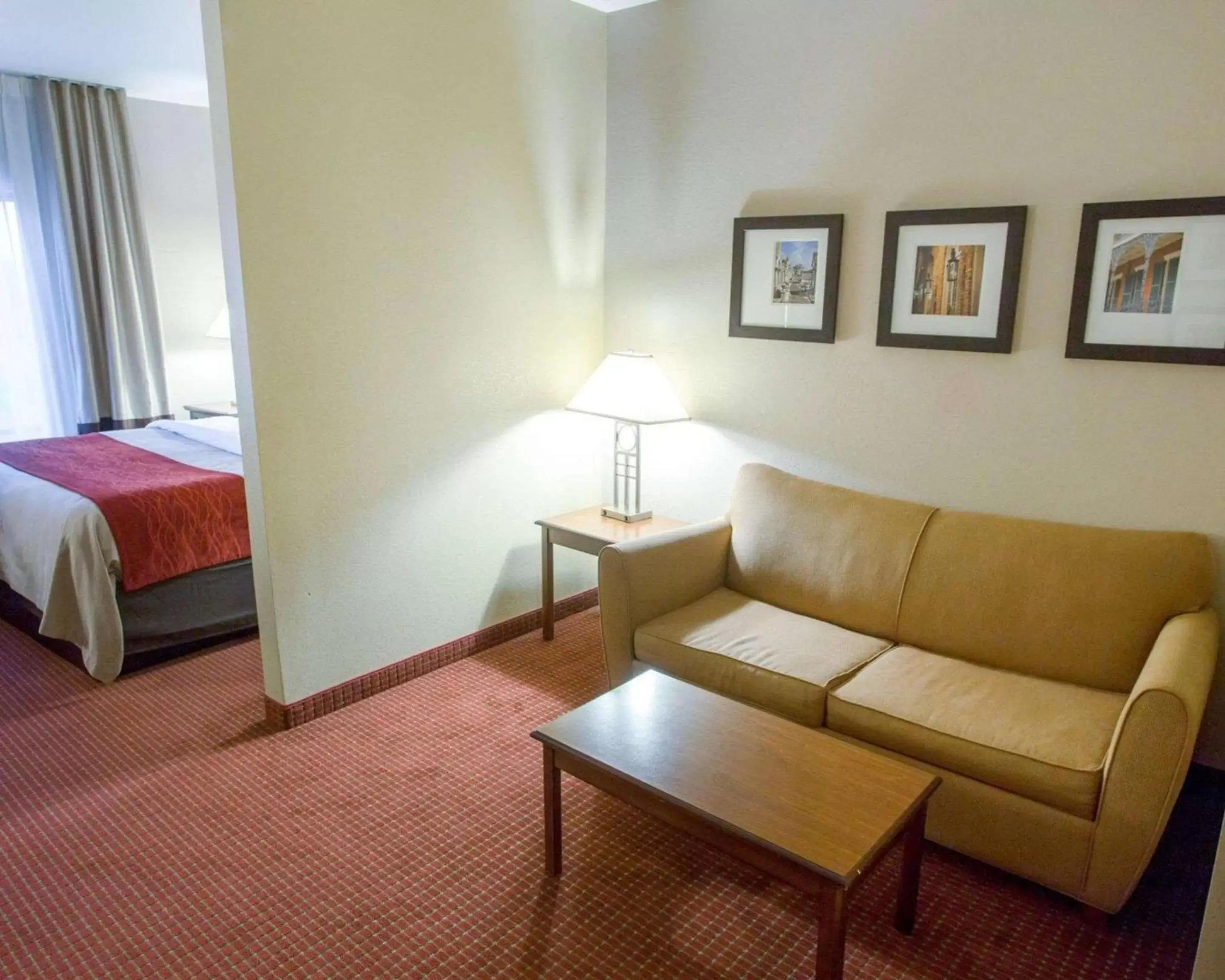 Photo of the whole room, Seating Area in Comfort Inn New Orleans Airport South