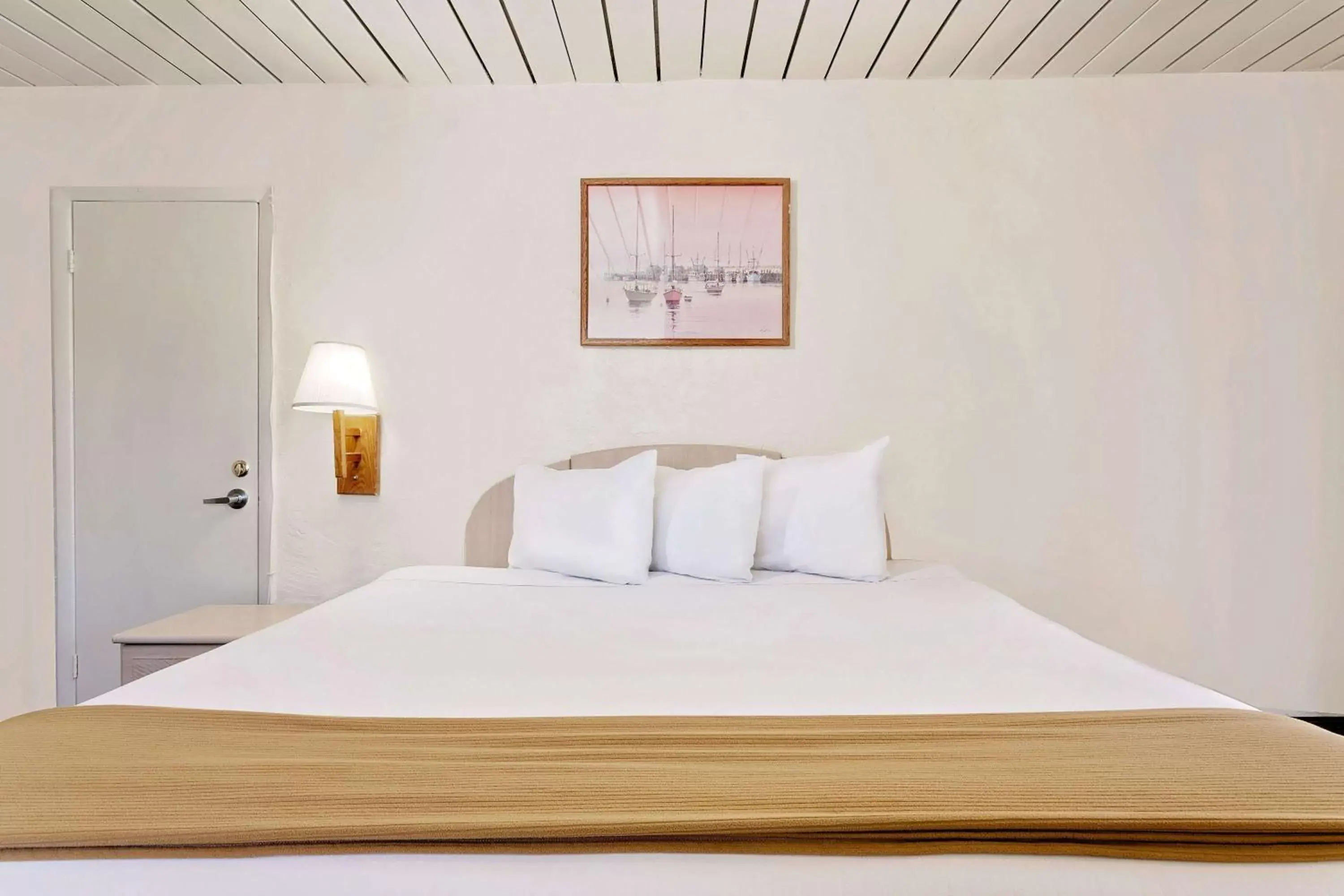 Photo of the whole room, Bed in Knights Inn Page Photo of the whole room, Bed in Knights Inn Page