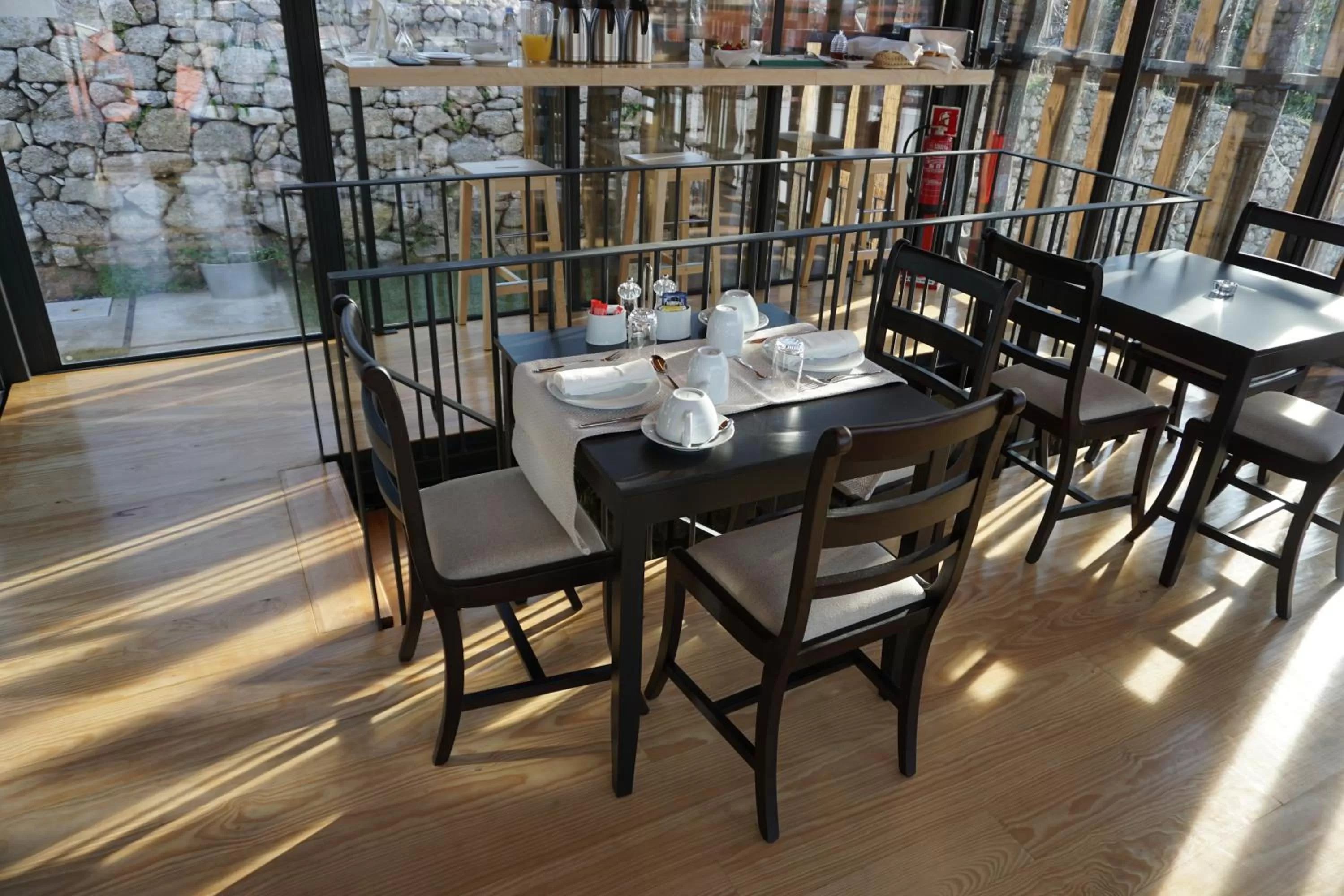 Restaurant/places to eat in Muralha Charm House