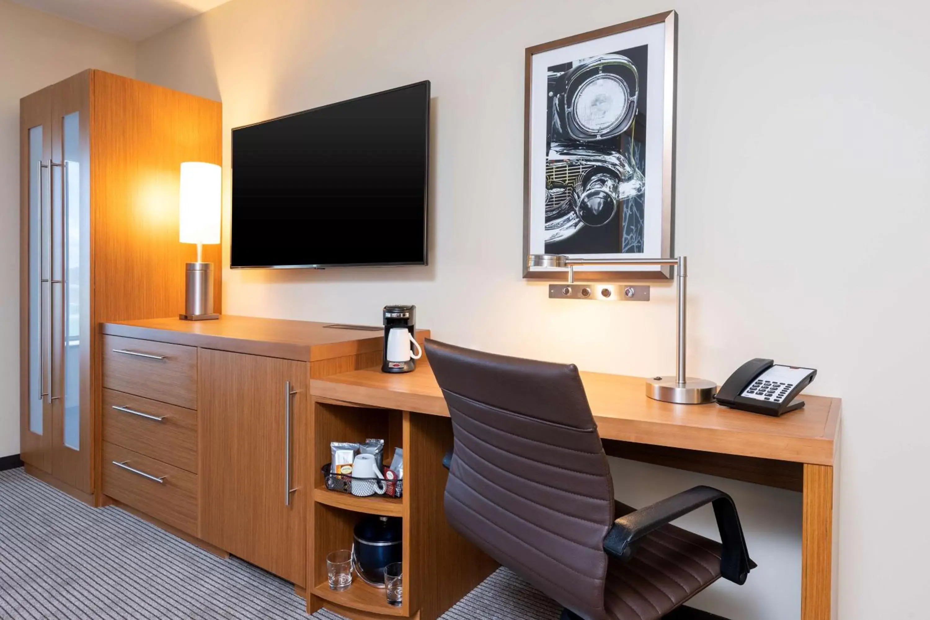 Photo of the whole room, TV/Entertainment Center in Hyatt Place Flint/Grand Blanc