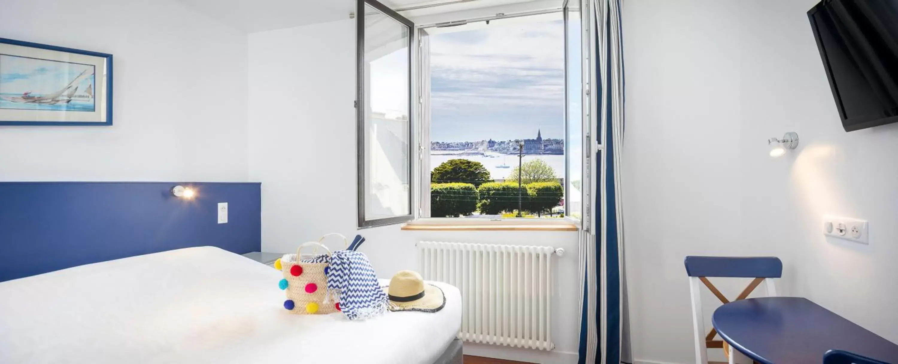 Deluxe Double Room with Sea View in Hotel Restaurant Spa De La Citadelle Lorient Deluxe Double Room with Sea View in Hotel Restaurant Spa De La Citadelle Lorient