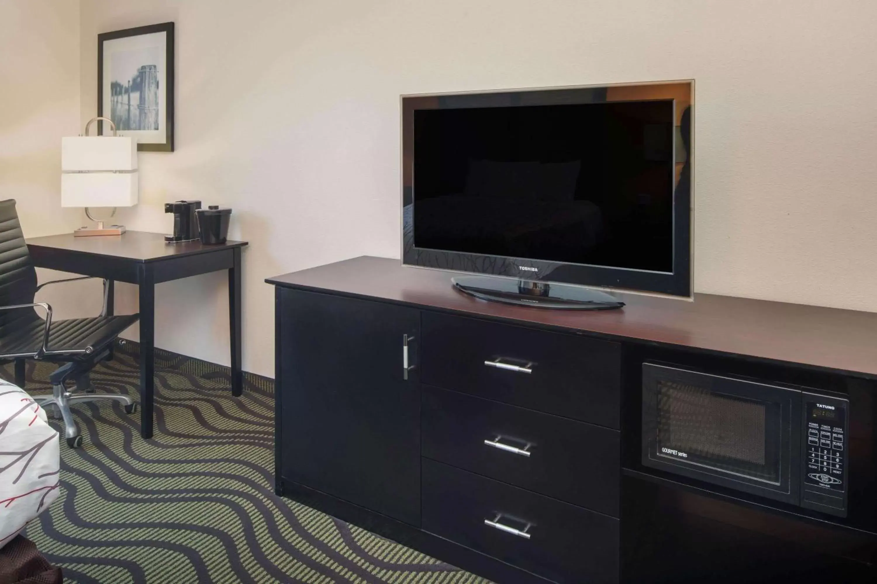 Photo of the whole room, TV/Entertainment Center in La Quinta Inn by Wyndham Calhoun South I-75