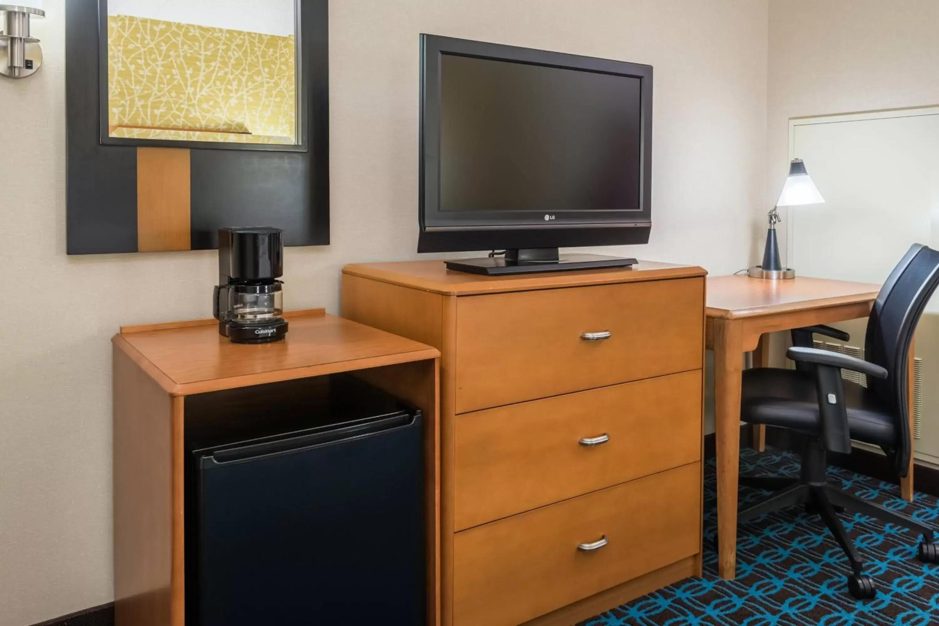 Photo of the whole room, TV/Entertainment Center in Fairfield Inn & Suites – Buffalo Airport