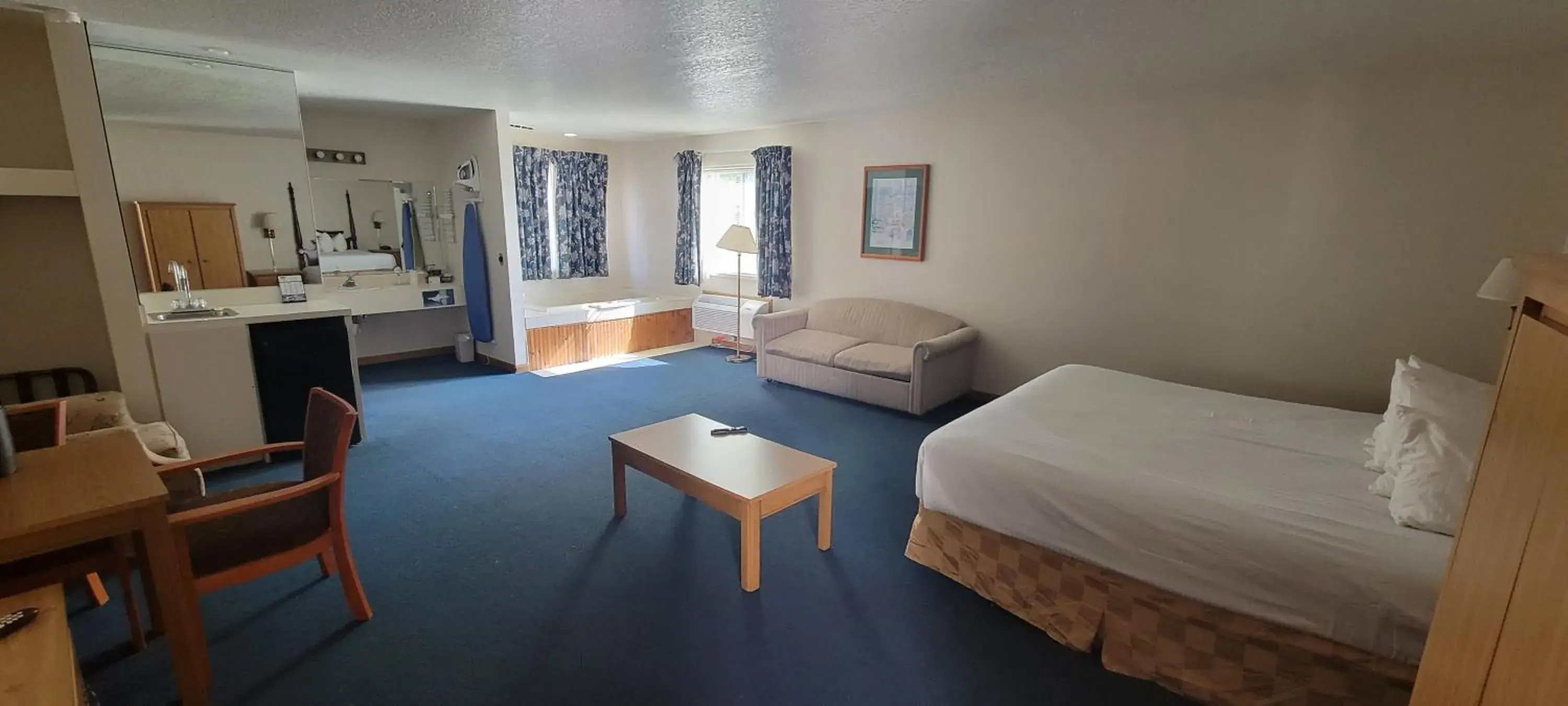 King Room with Spa Bath in Thunderbird Inn of Mackinaw City