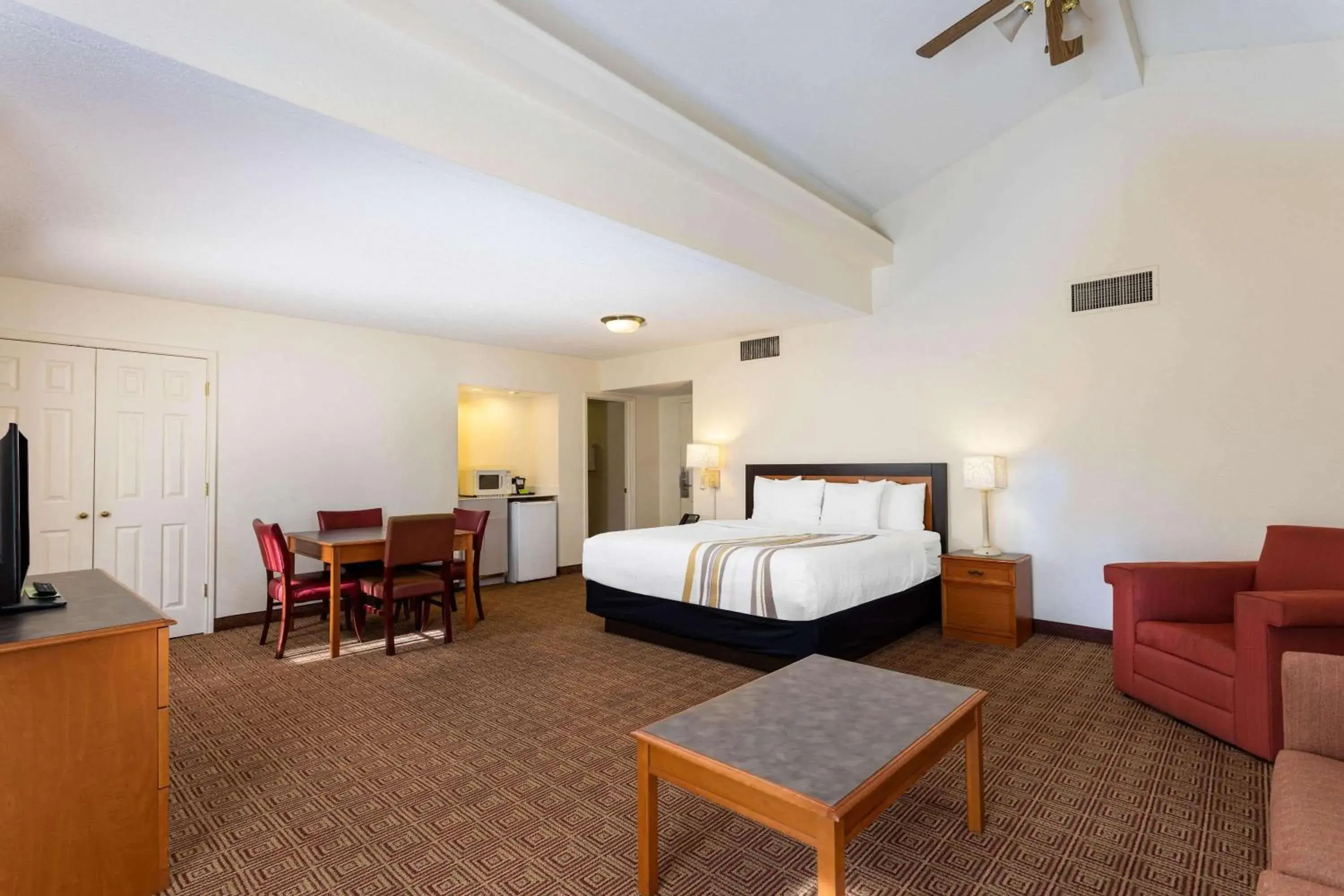 Bed in La Quinta Inn by Wyndham Huntsville Research Park