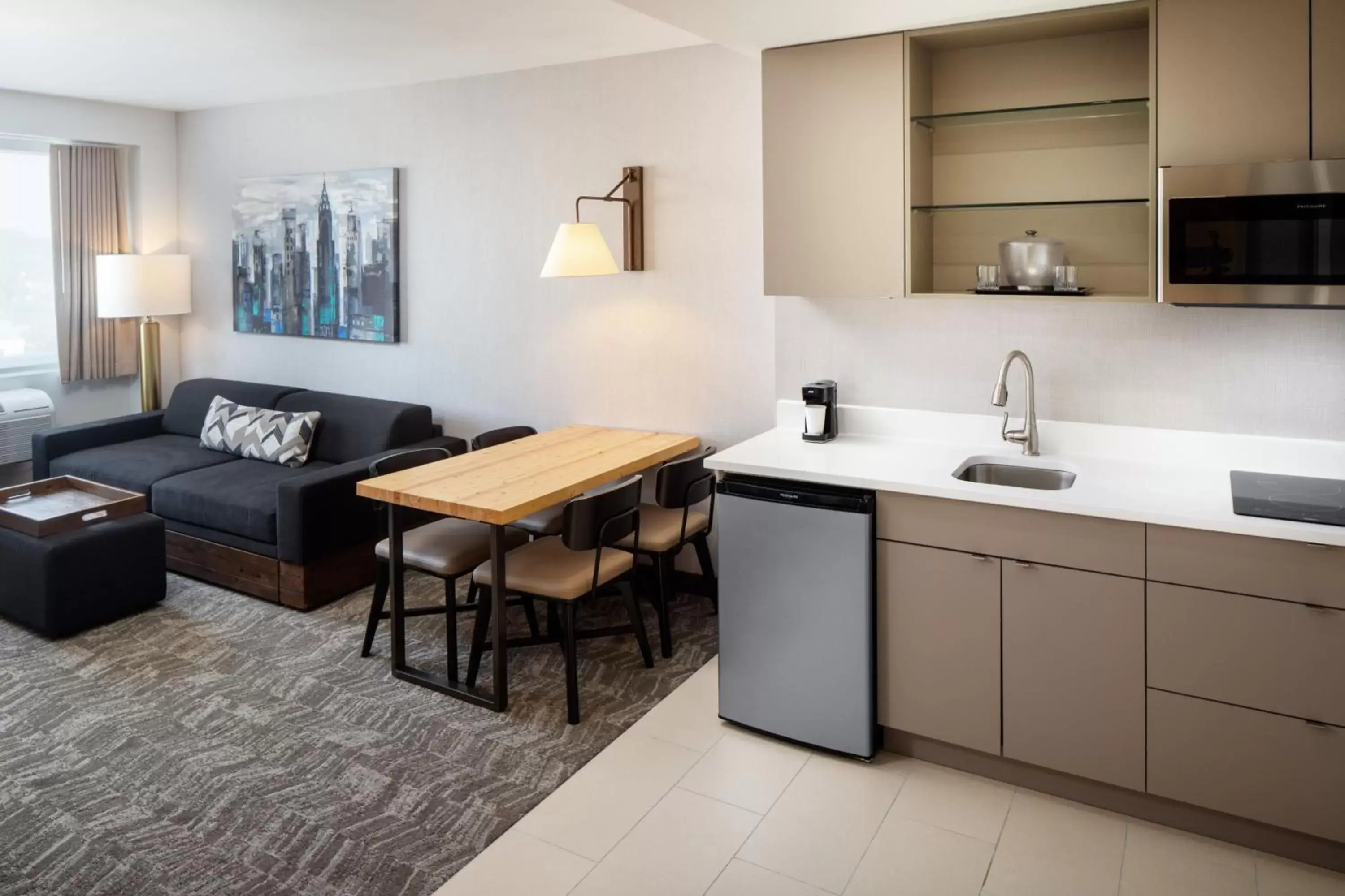 Bedroom, Kitchen/Kitchenette in SpringHill Suites by Marriott New York JFK Airport Jamaica