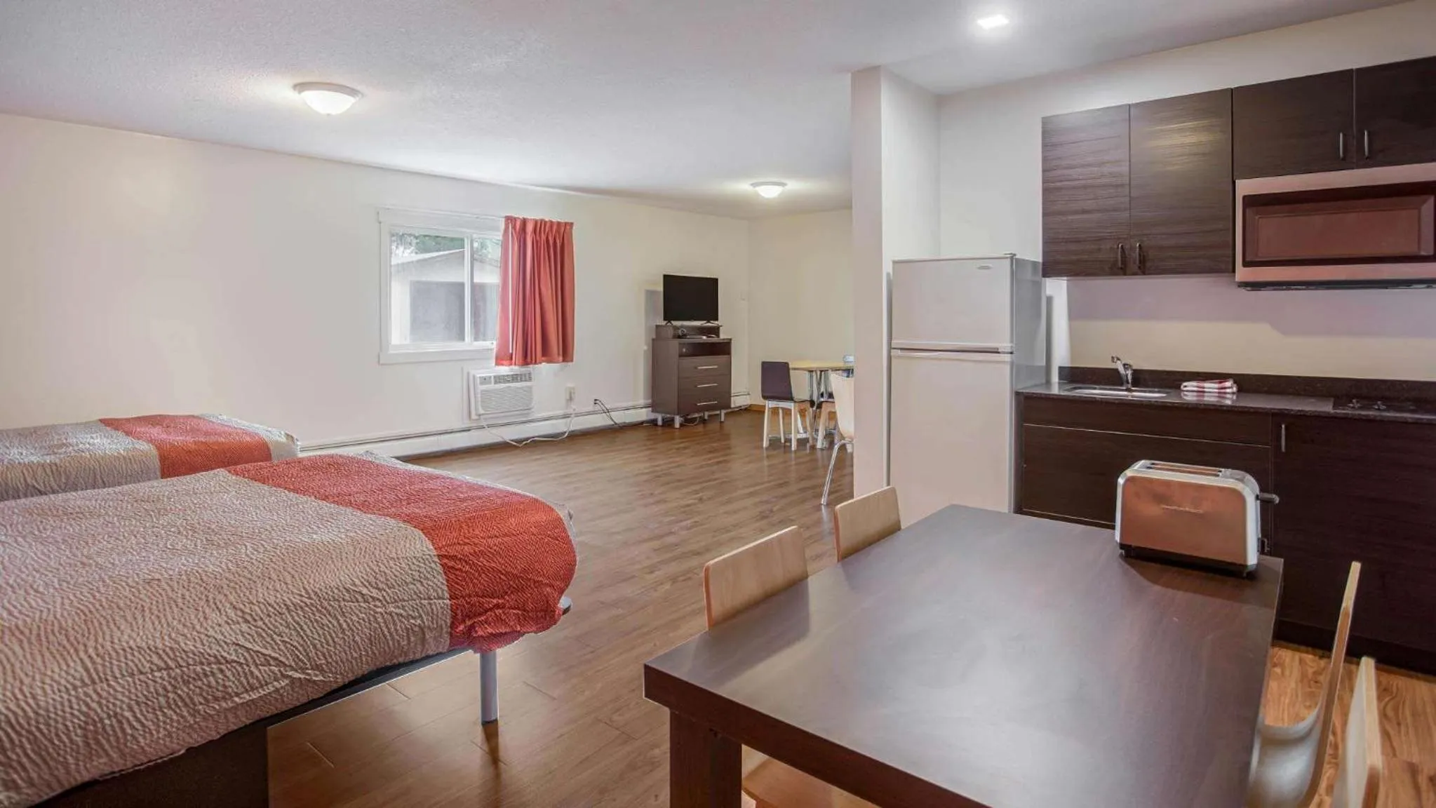 TV and multimedia in Motel Bo-Camrose, AB