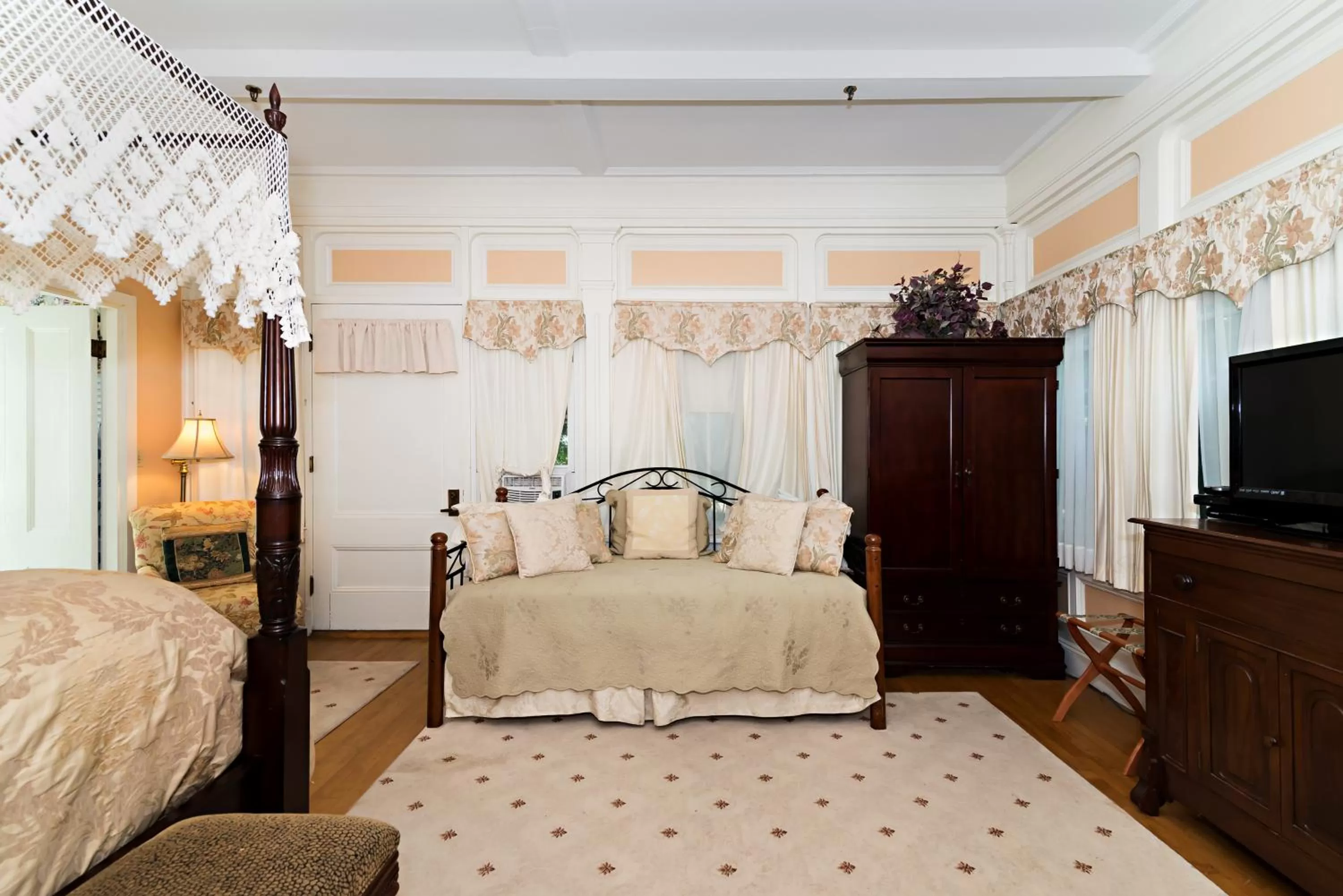 Seating area, Bed in Silver Fountain Inn